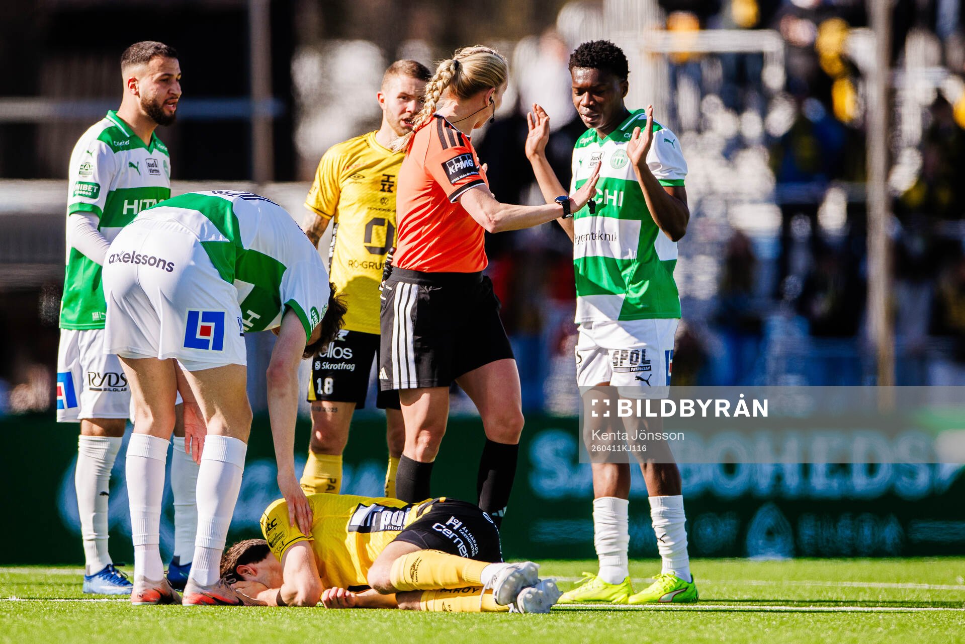domare Tess Olofsson och Västerås Sountonoma Axel Taonsa