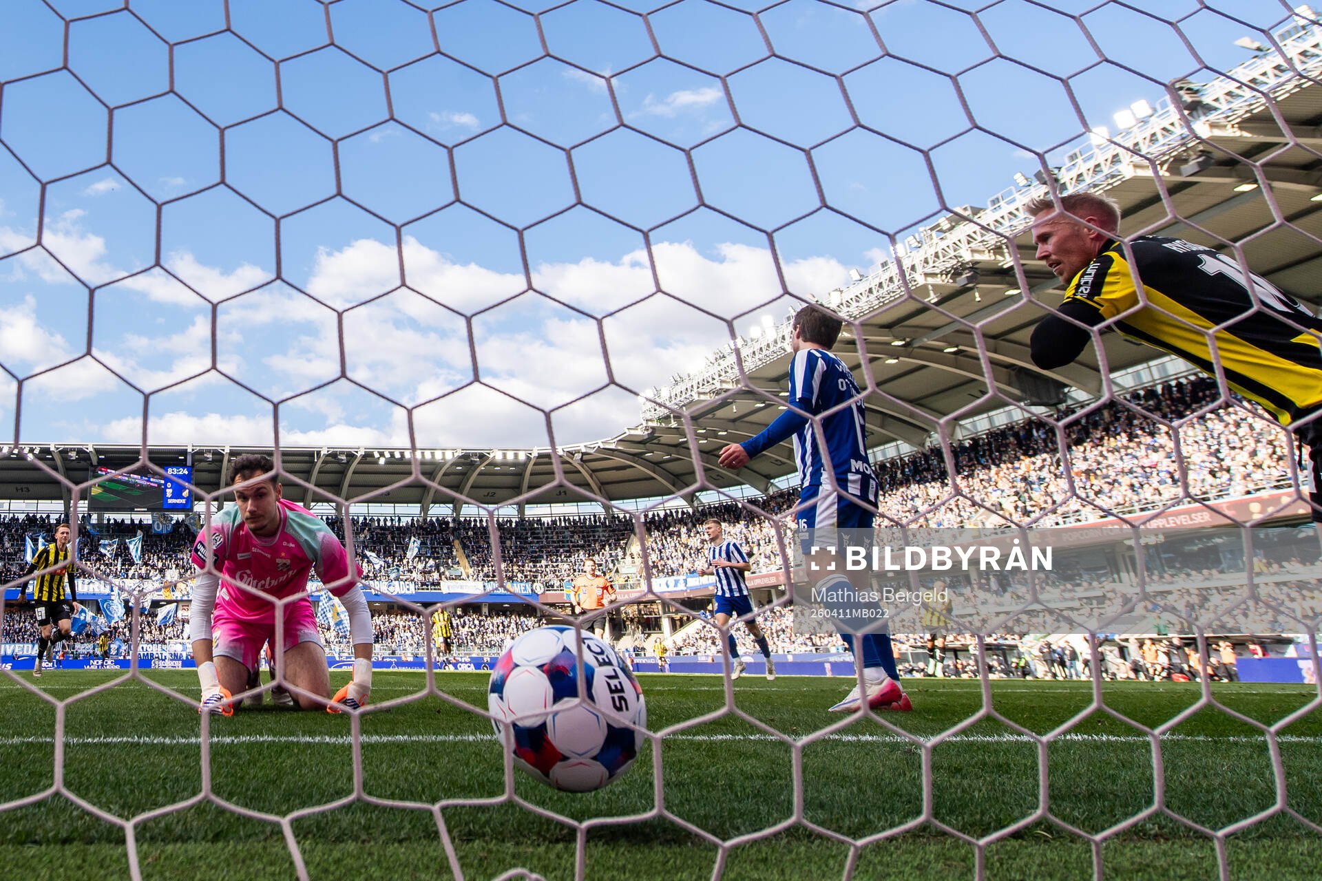 IFK Göteborgs målvakt Elis Bishesari deppar medan
