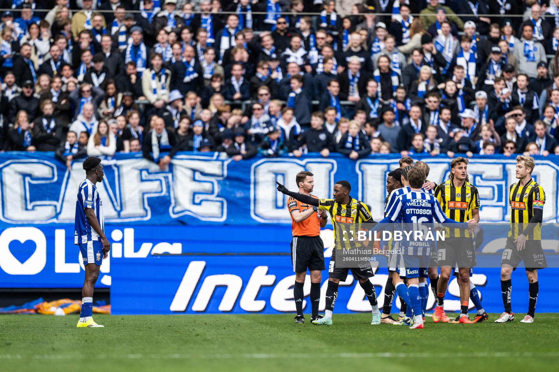Häckens Sanders Ngabo pekar mot IFK Göteborgs Rockson