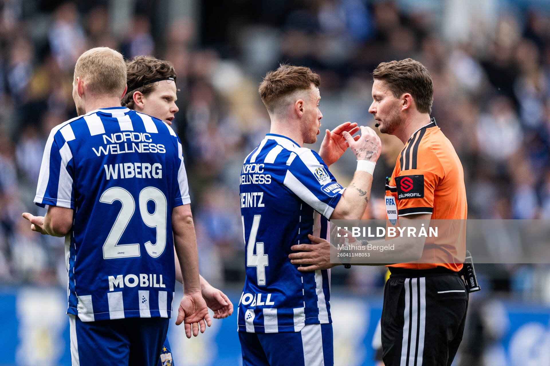 IFK Göteborgs Tobias Heintz i diskussion med domare Joakim