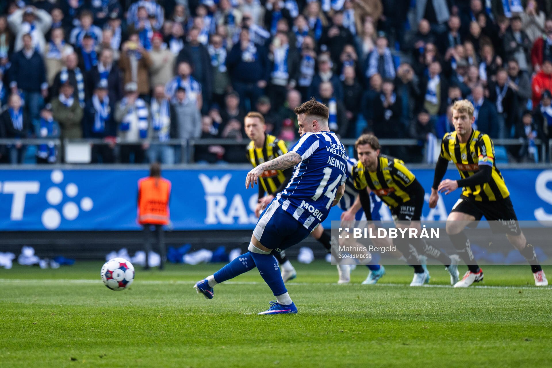 IFK Göteborgs Tobias Heintz slår en straff