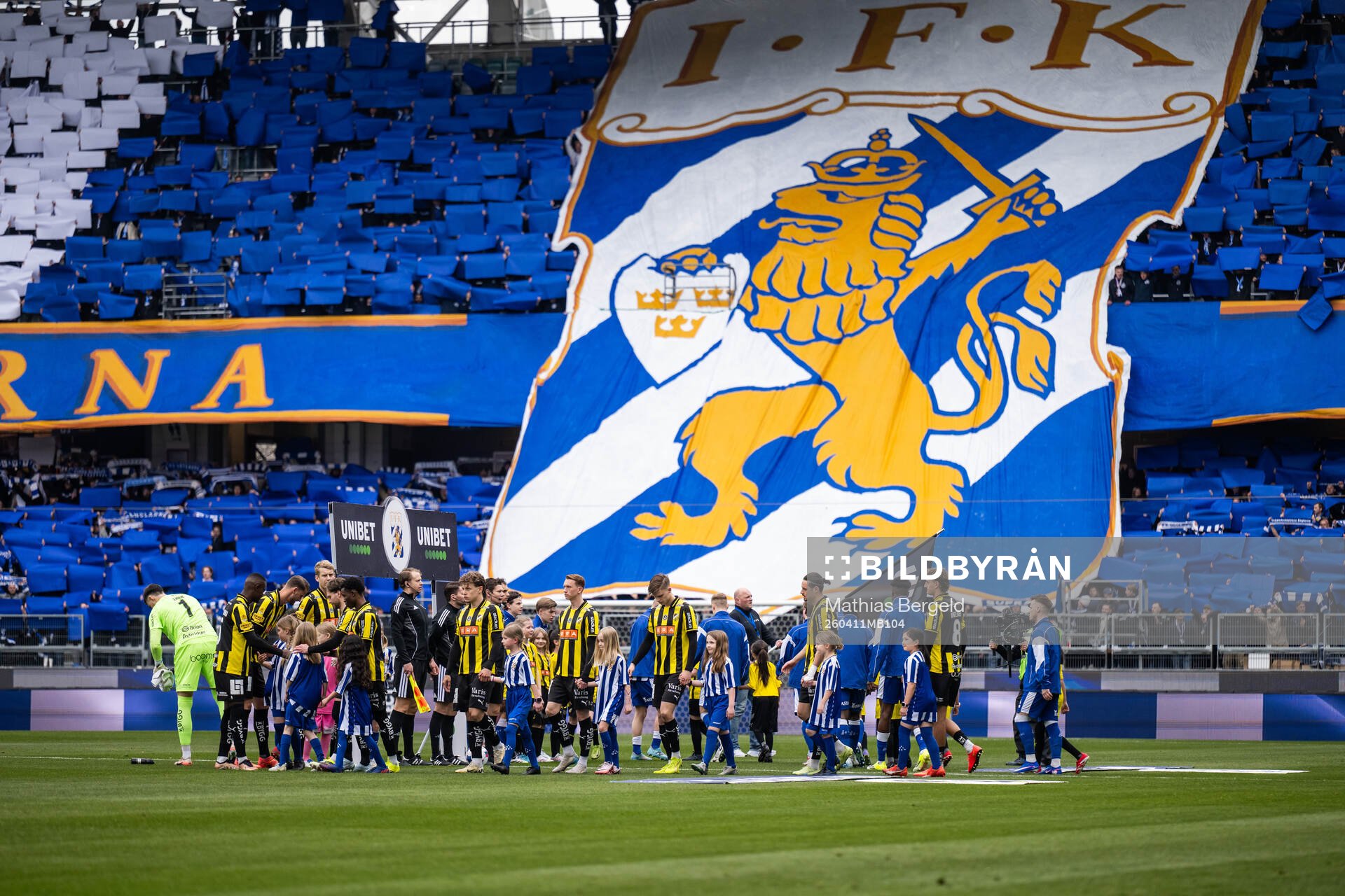 IFK Göteborgs och Häckens spelare går in på plan
