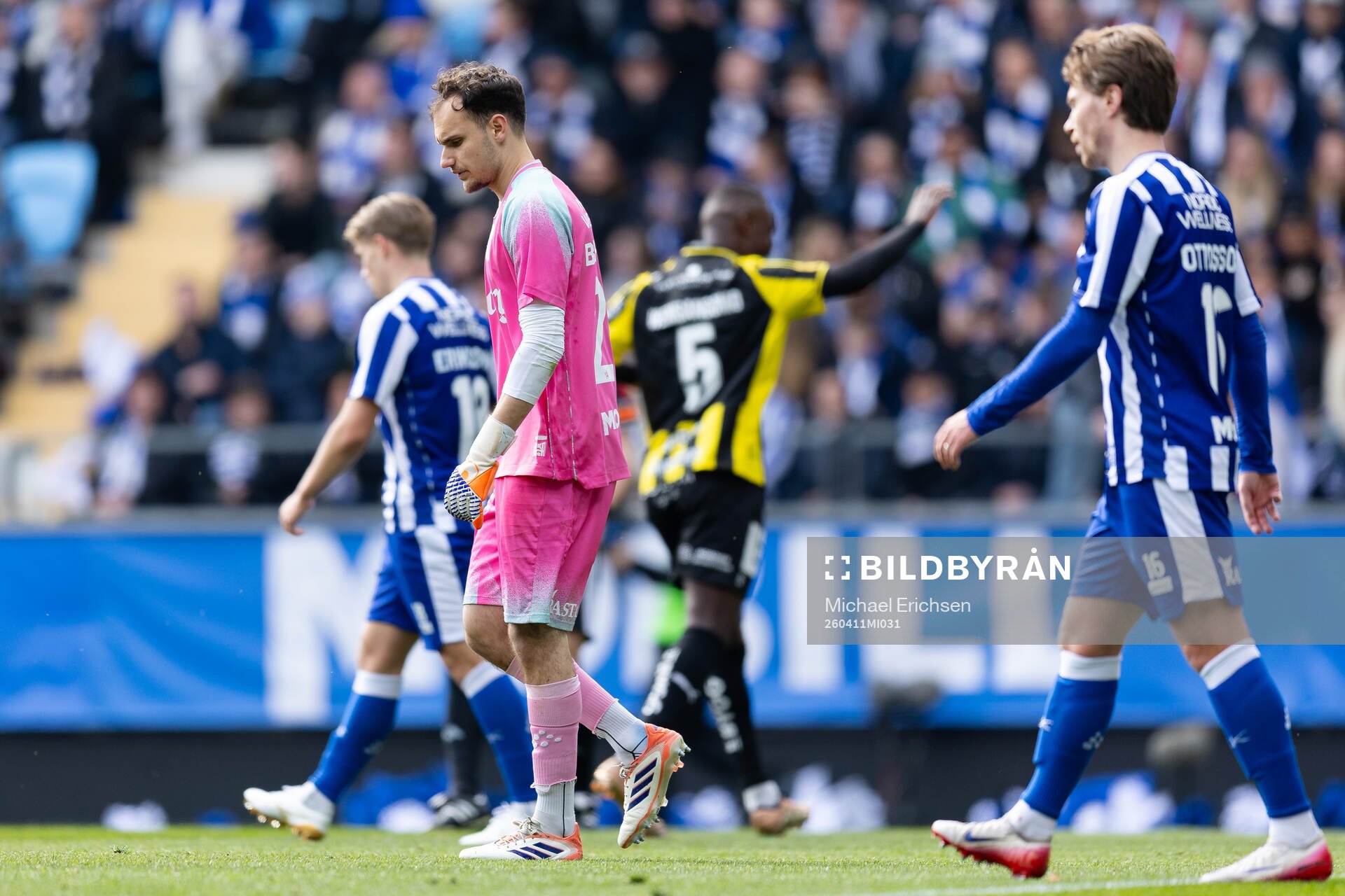 IFK Göteborgs målvakt Elis Bishesari och Filip Ottosson