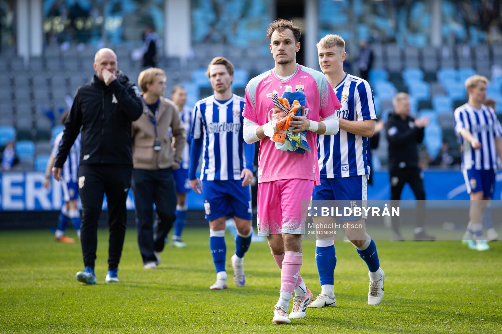 IFK Göteborgs målvakt Elis Bishesari deppar