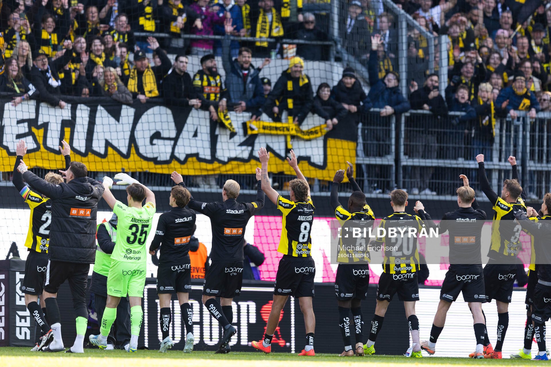 Häckens spelare jublar med supportrarna fotbollsmatchen i