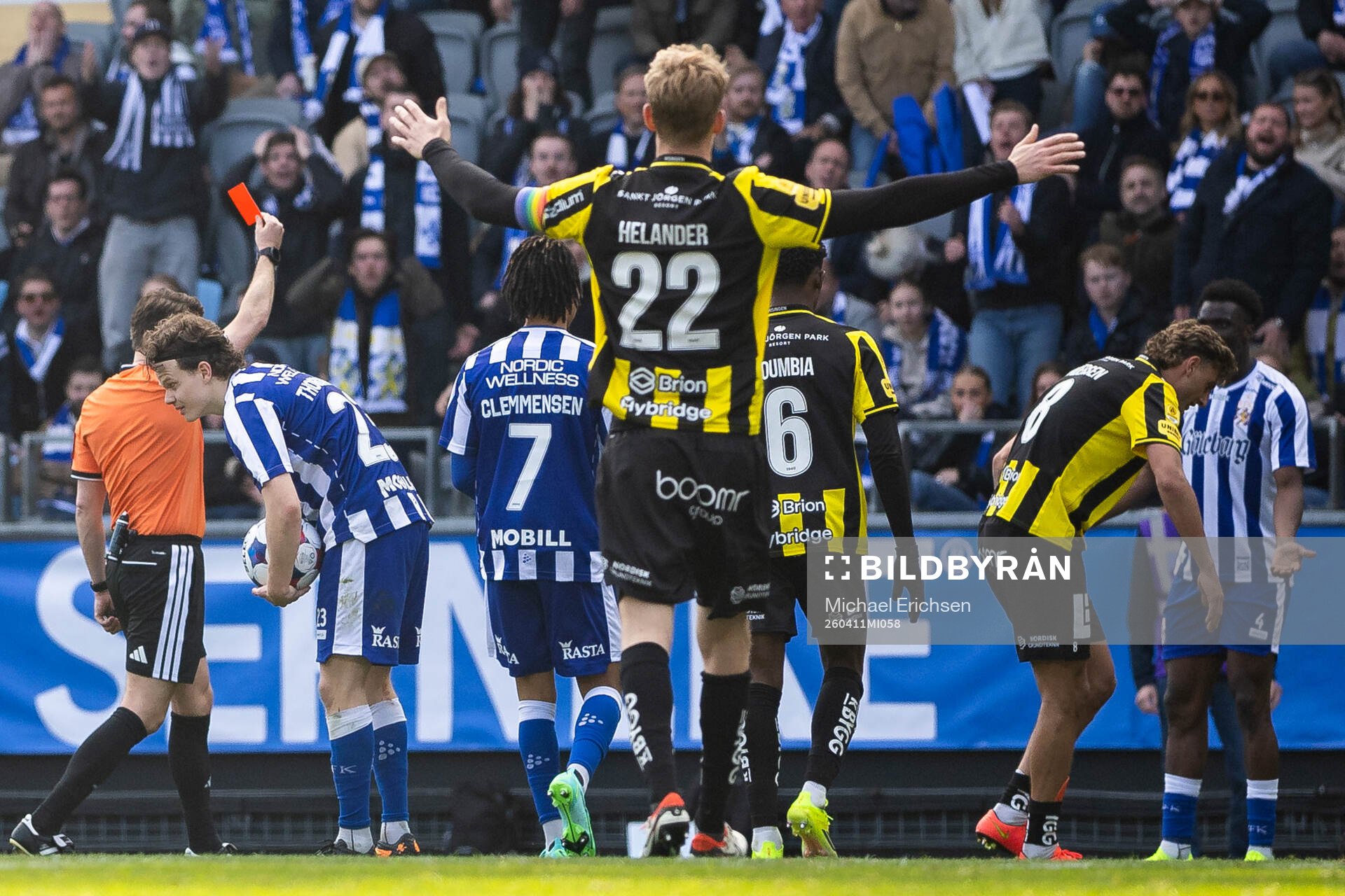 Domare Joakim Sars ger IFK Göteborgs Rockson Yeboah ett