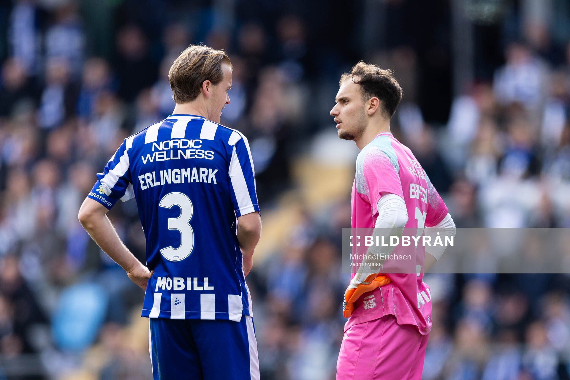 IFK Göteborgs August Erlingmark och målvakt Elis Bishesari