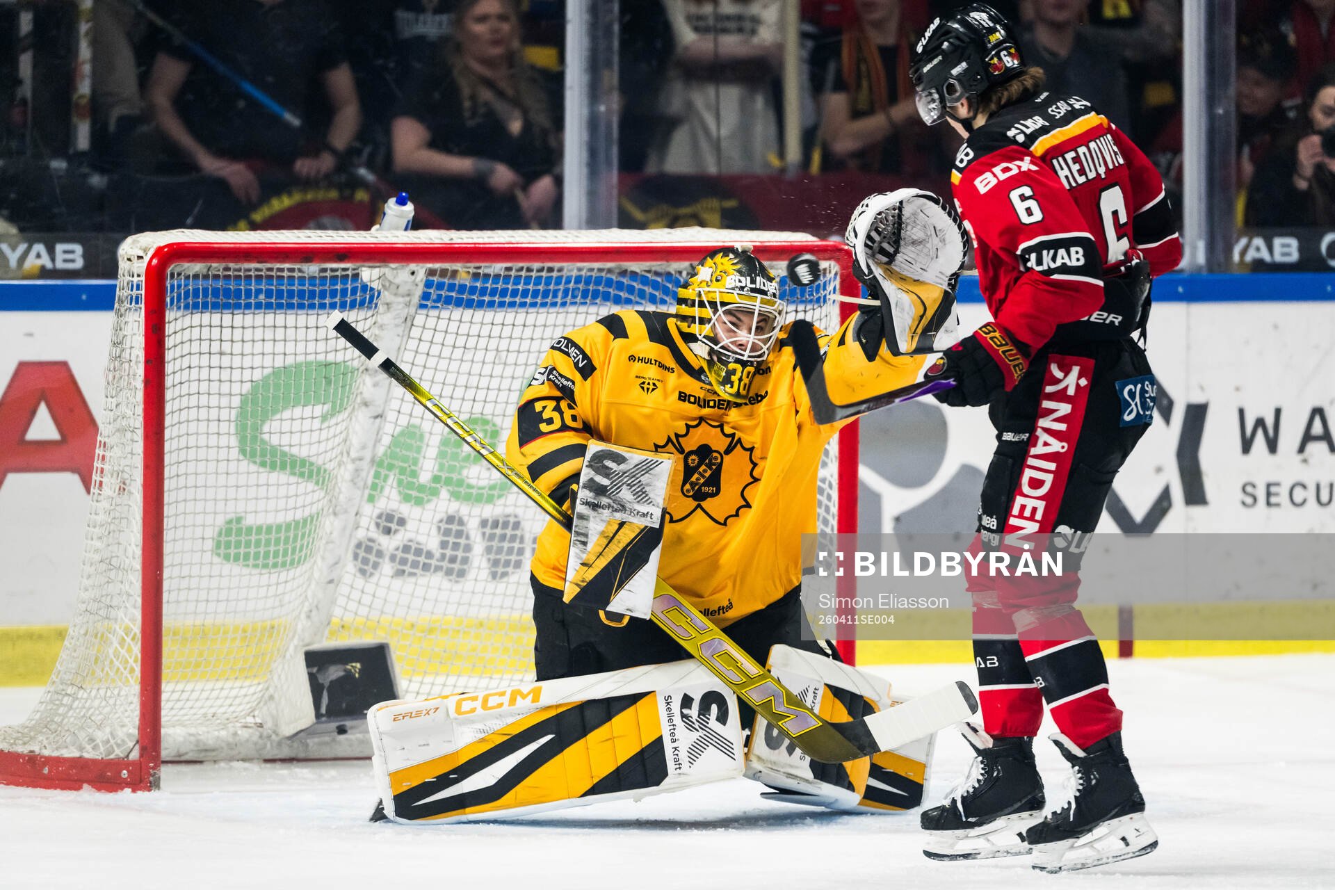 Luleås Isac Hedqvist och Skellefteås målvakt Strauss Mann
