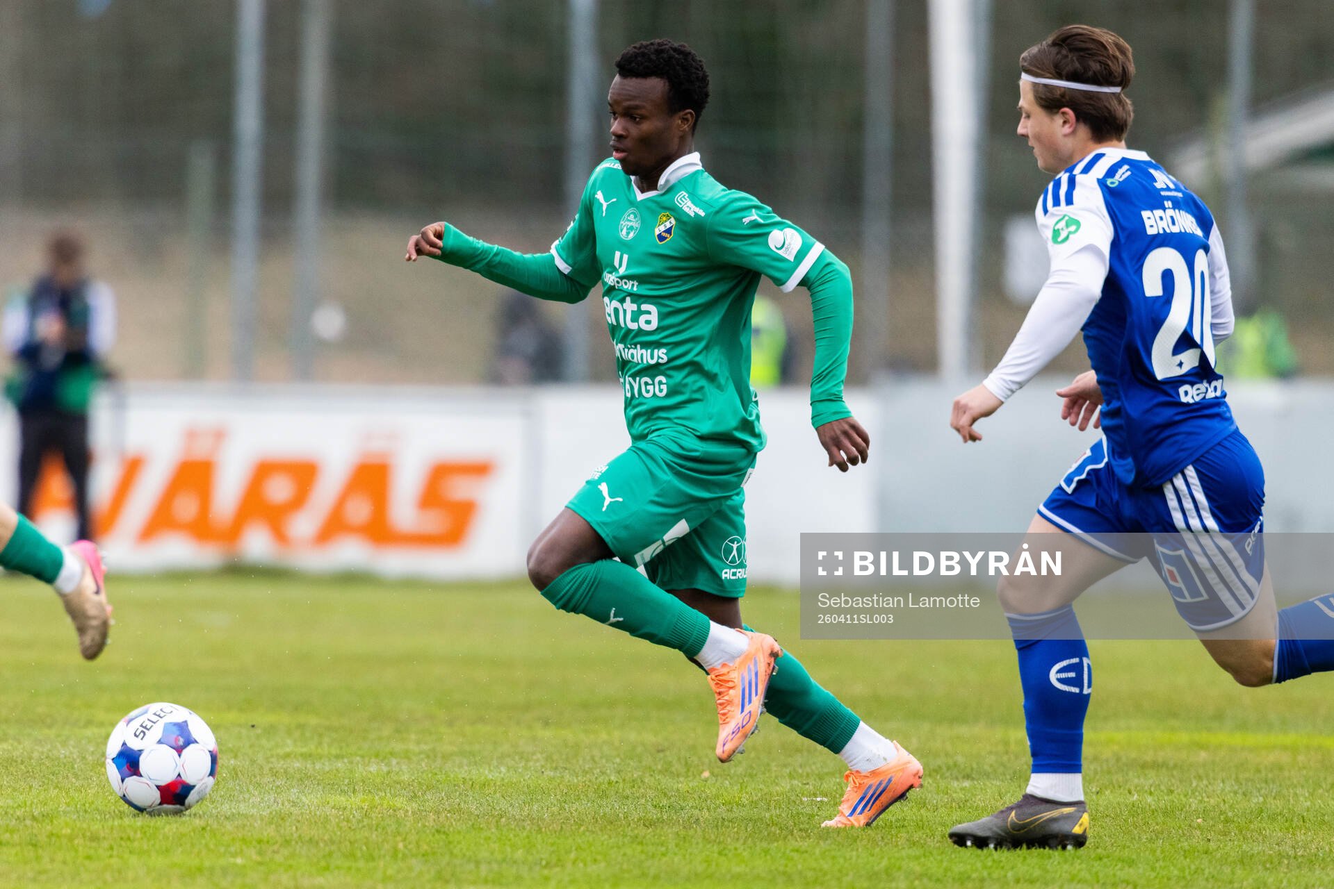 Ljungskiles Issaka Seidu och IFK Norrköpings Axel Brönner