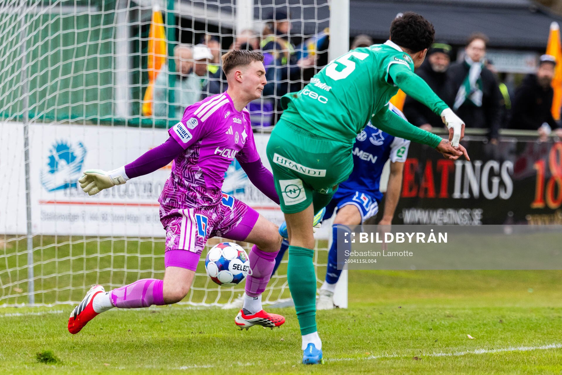 rköpings målvakt Theo Krantz och Ljungskiles Isaac Shears