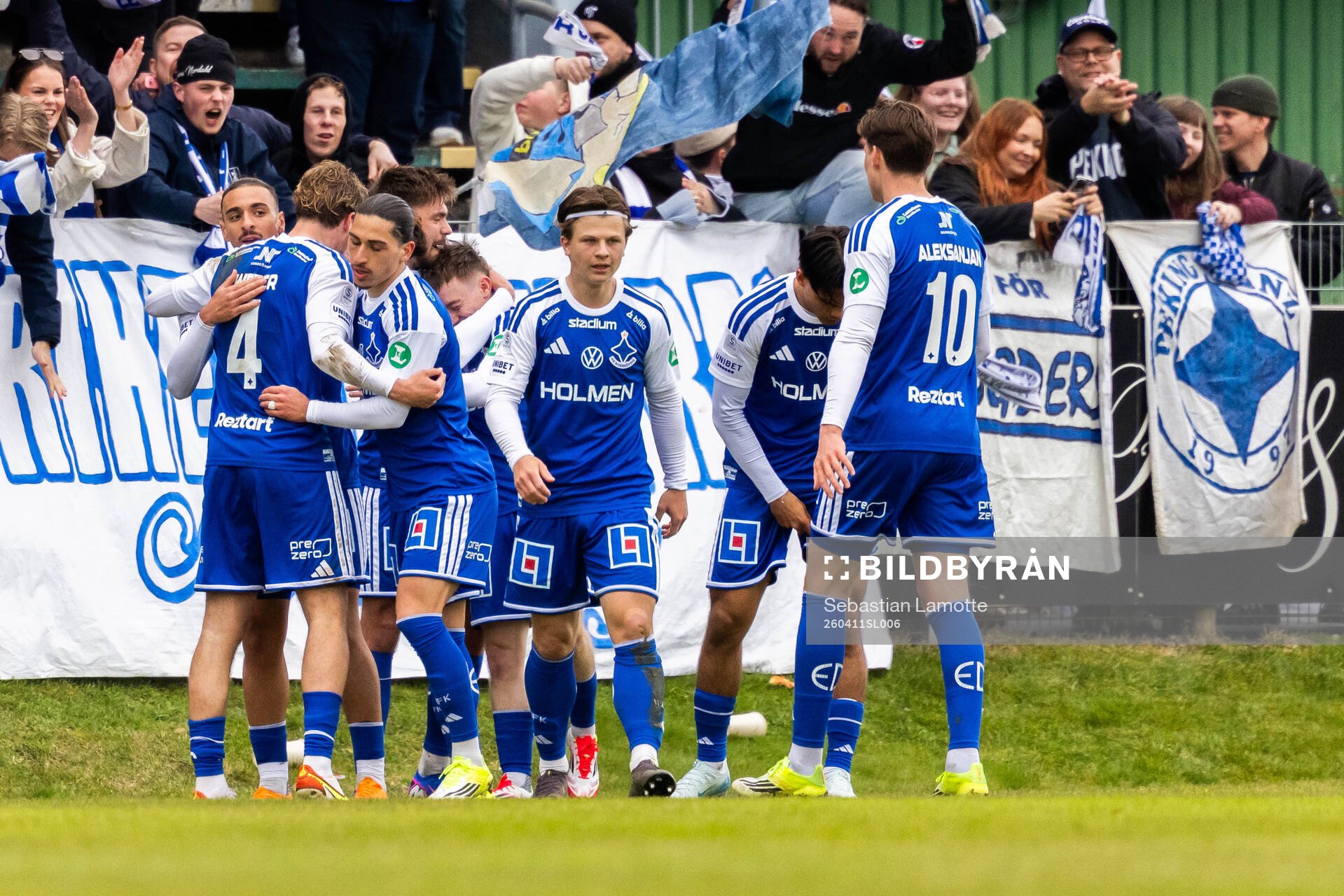 IFK Norrköpings Ryan Nelson jublar med lagkamrater