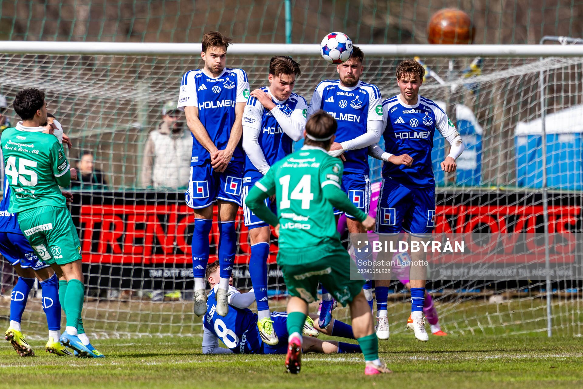 Ljungskiles Daniel Lagerlöf skjuter en frisparkunder