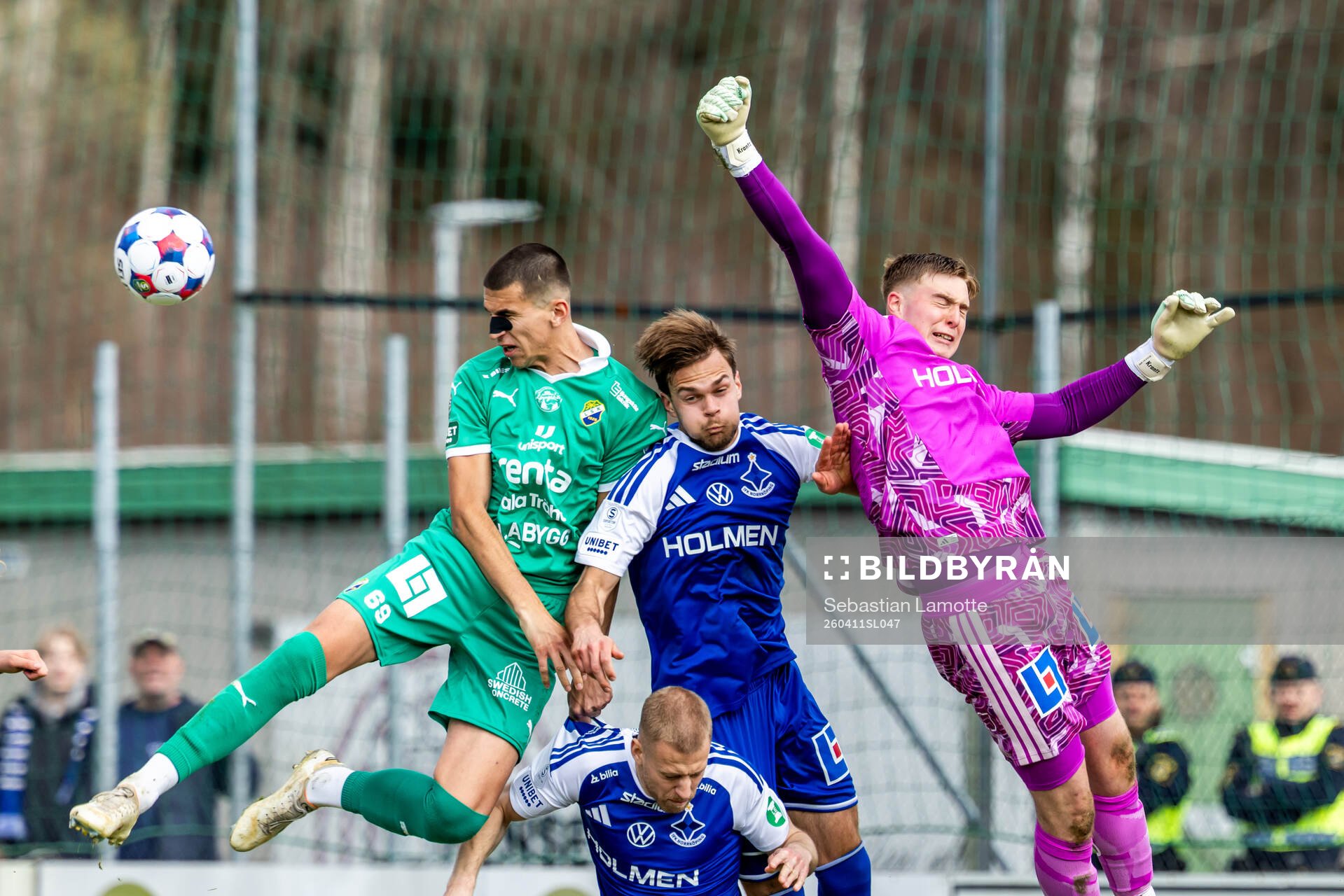 Ljungskiles Ivan Maric och IFK Norrköpings målvakt Theo