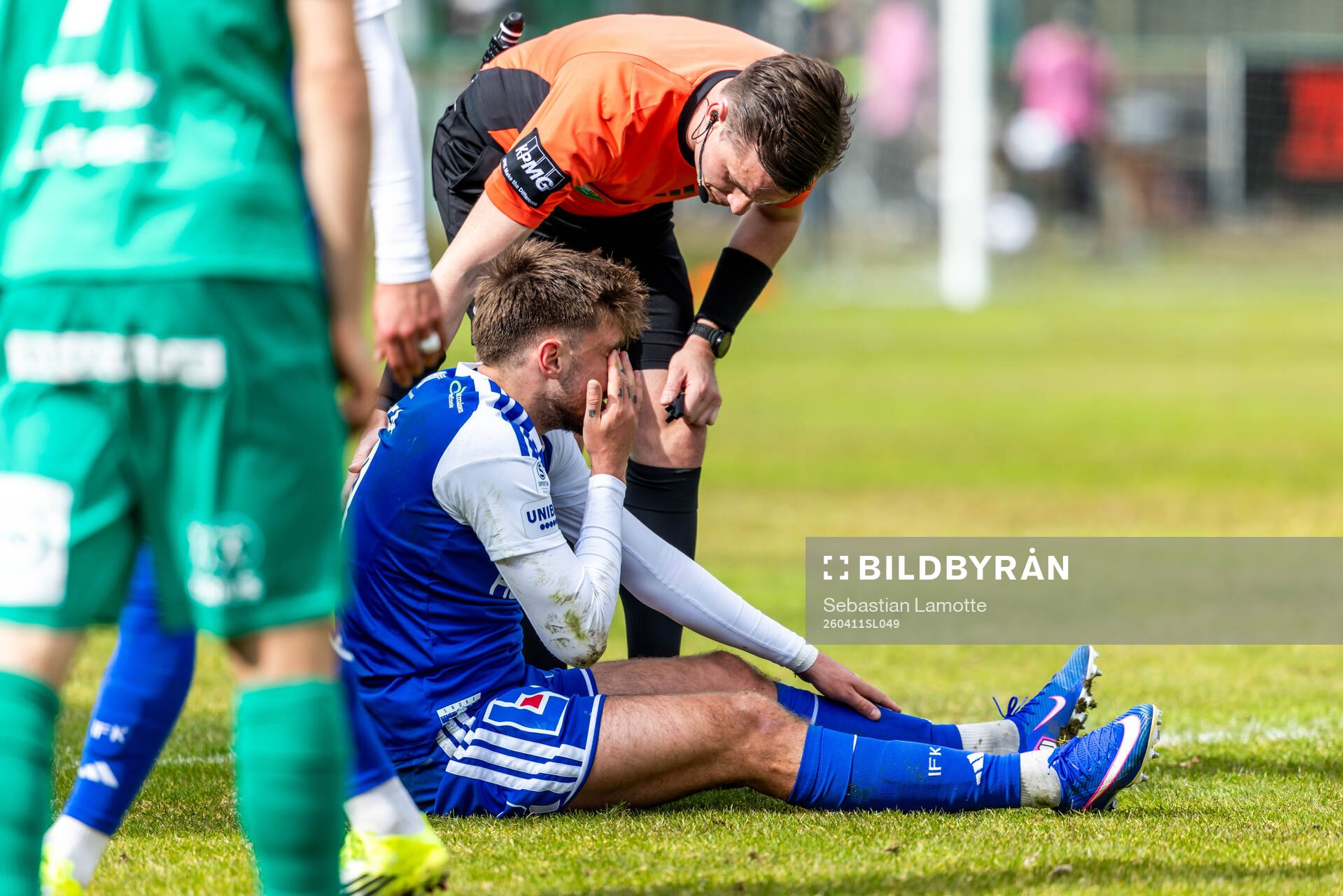 Domare Niclas Karlsson kollar IFK Norrköpings Tim Prica