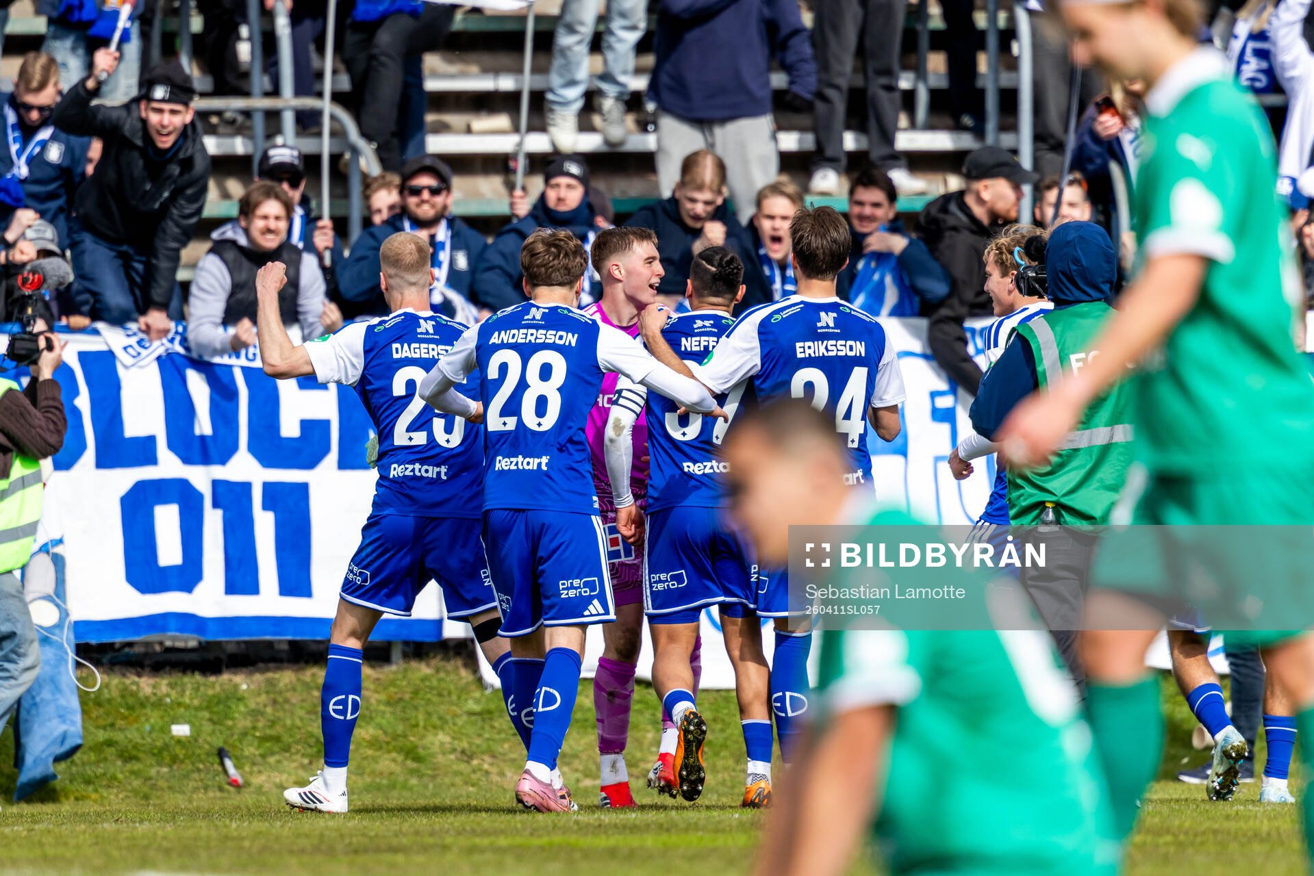 IFK Norrköpings spelare jublar med fansen