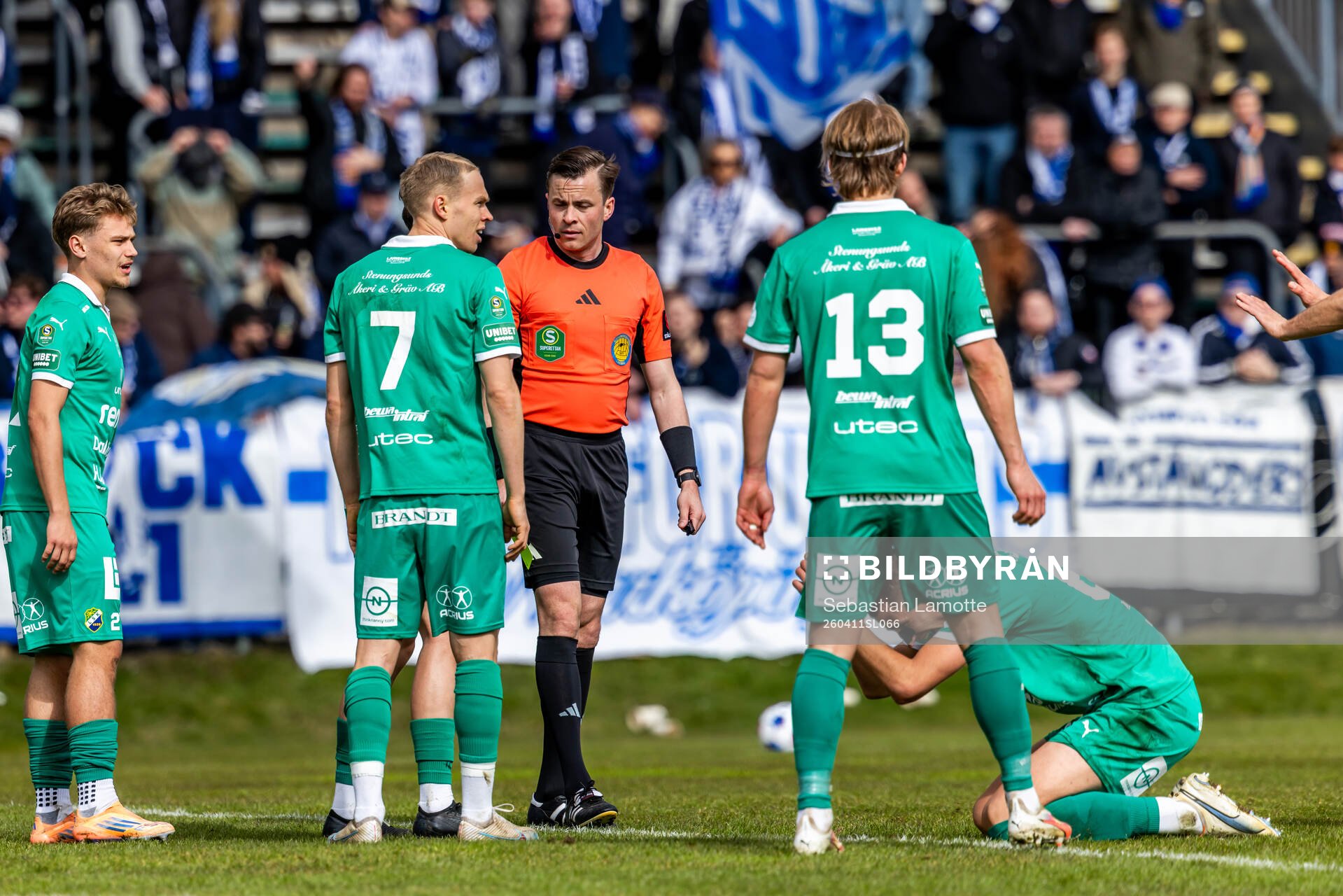 Domare Niclas Karlsson pratar med spelarna