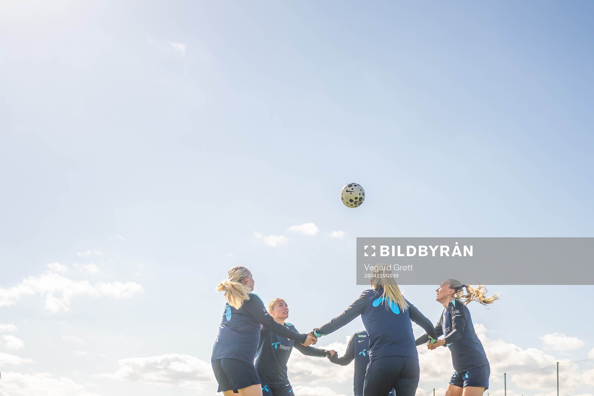 Guro Bergsvand, Synne Sofie Kinden Jensen and players of