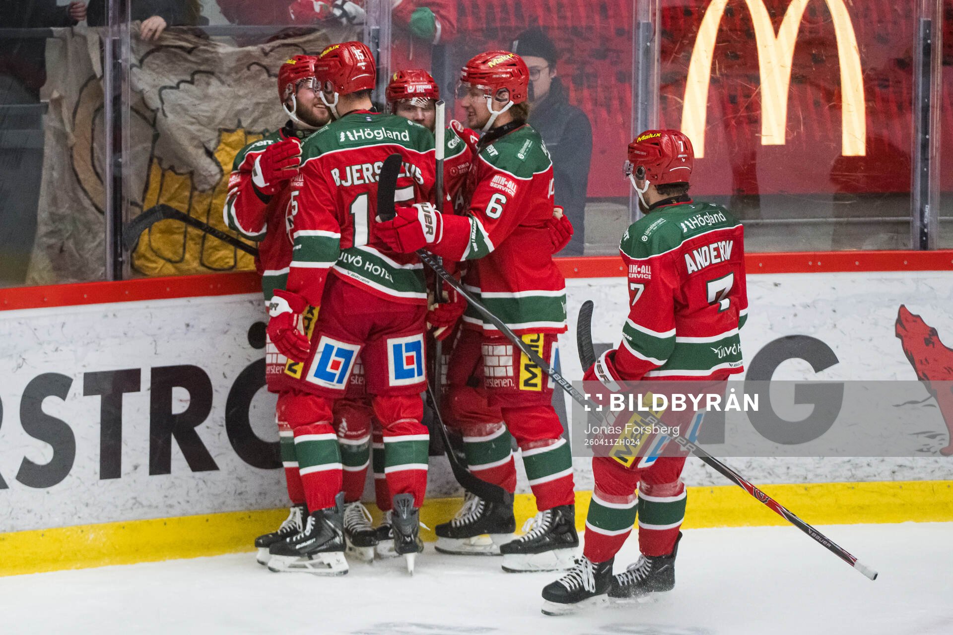 Modos Jacob Bjerselius jublar med lagkamraterna