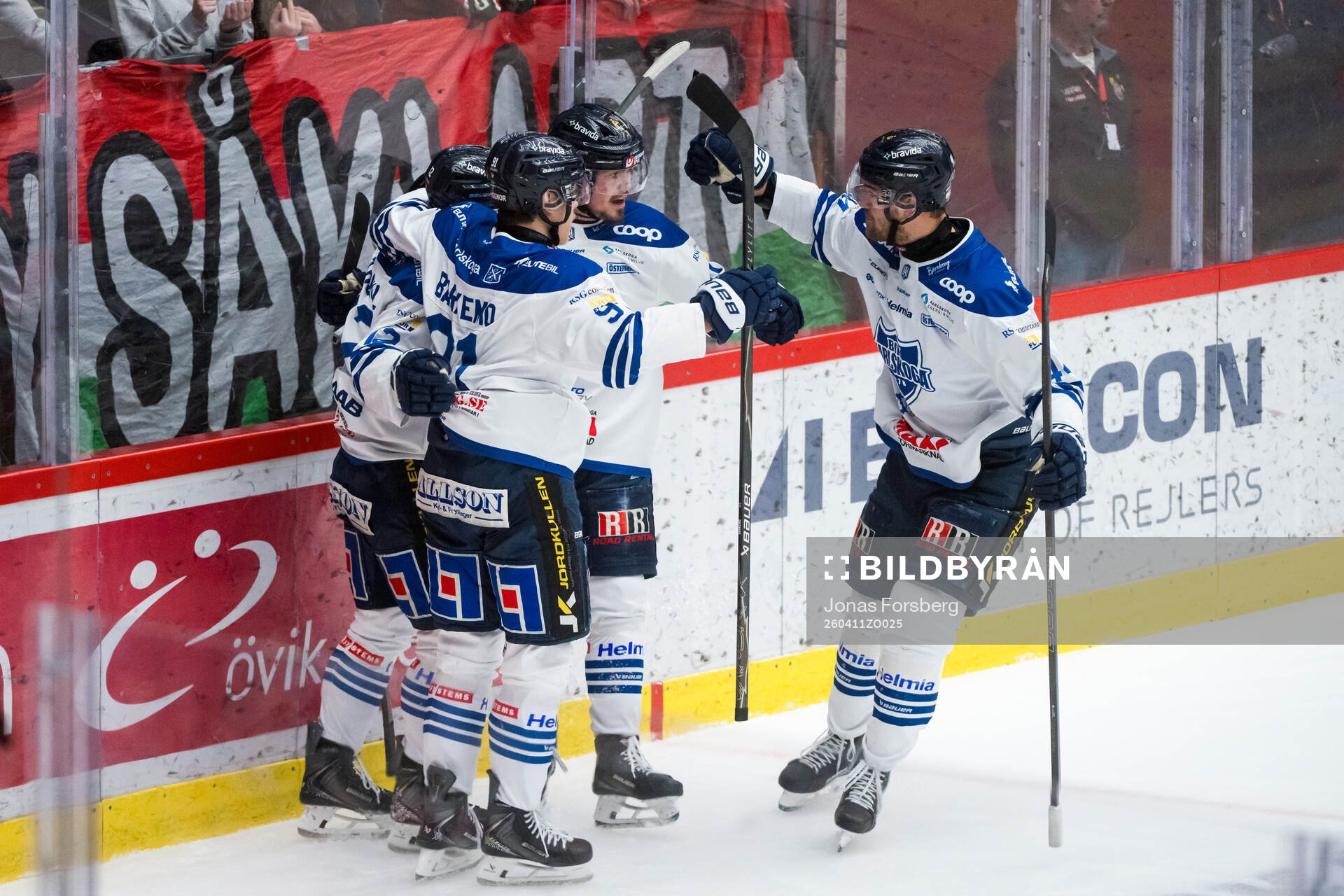 Karlskogas spelare jublar