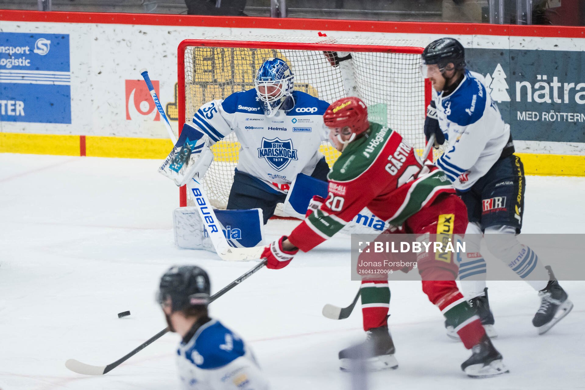 Karlskogas målvakt Lars Volden och Modos Milton Gästrin
