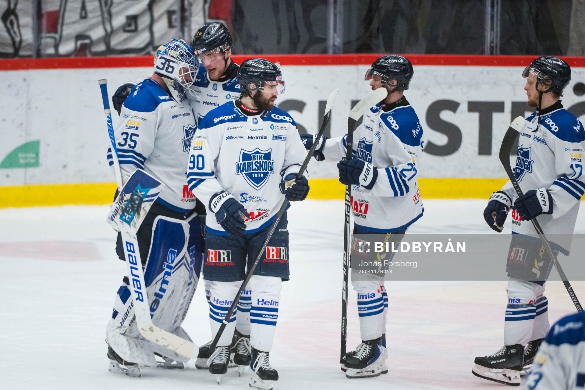 Karlskogas målvakt Lars Volden och Rikard Olsén  jublar