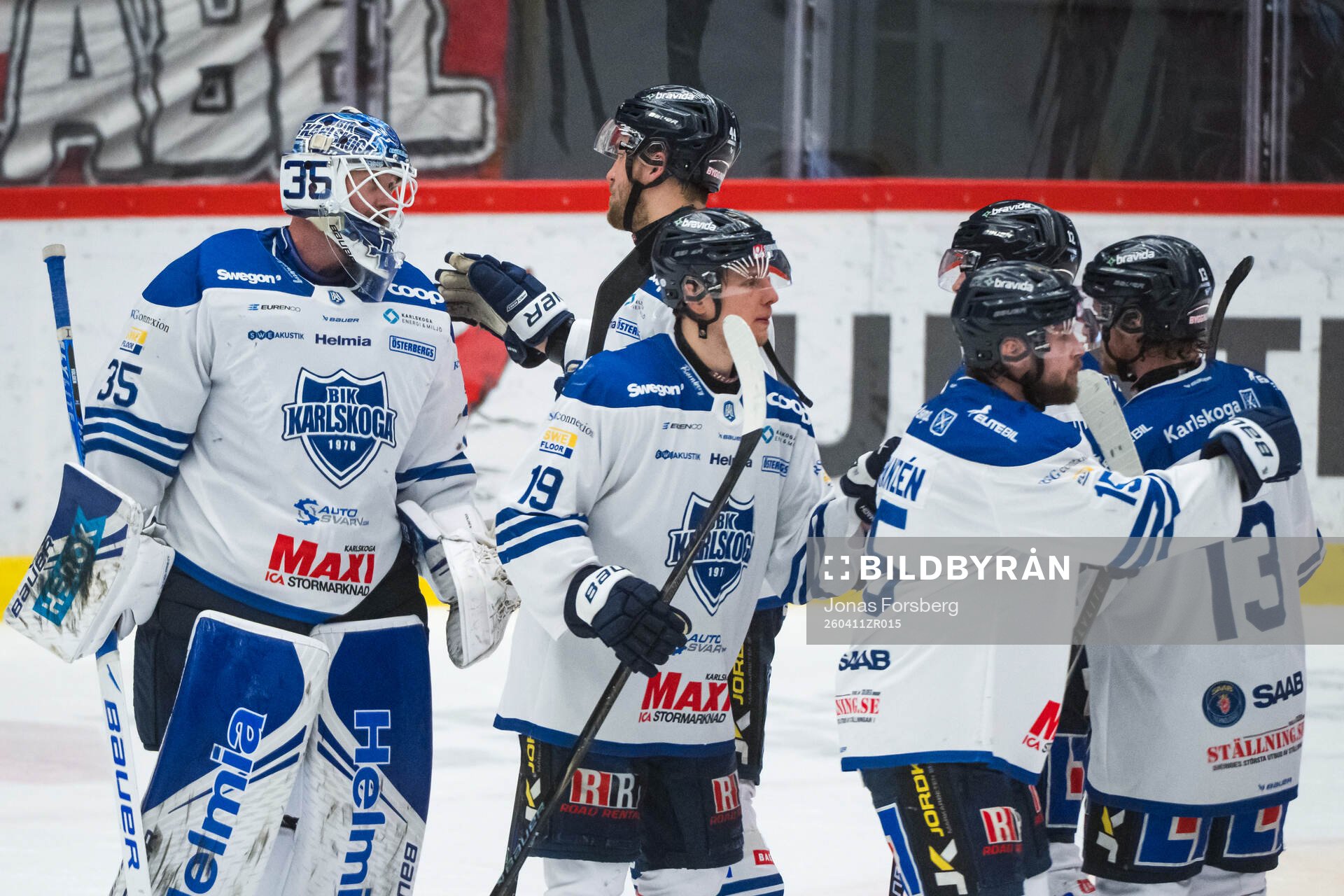 Karlskogas målvakt Lars Volden jublar