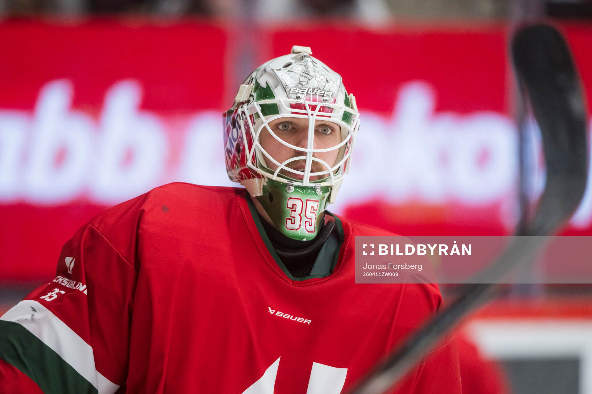 Modos målvakt Adam Werner innan ishockeymatchen i