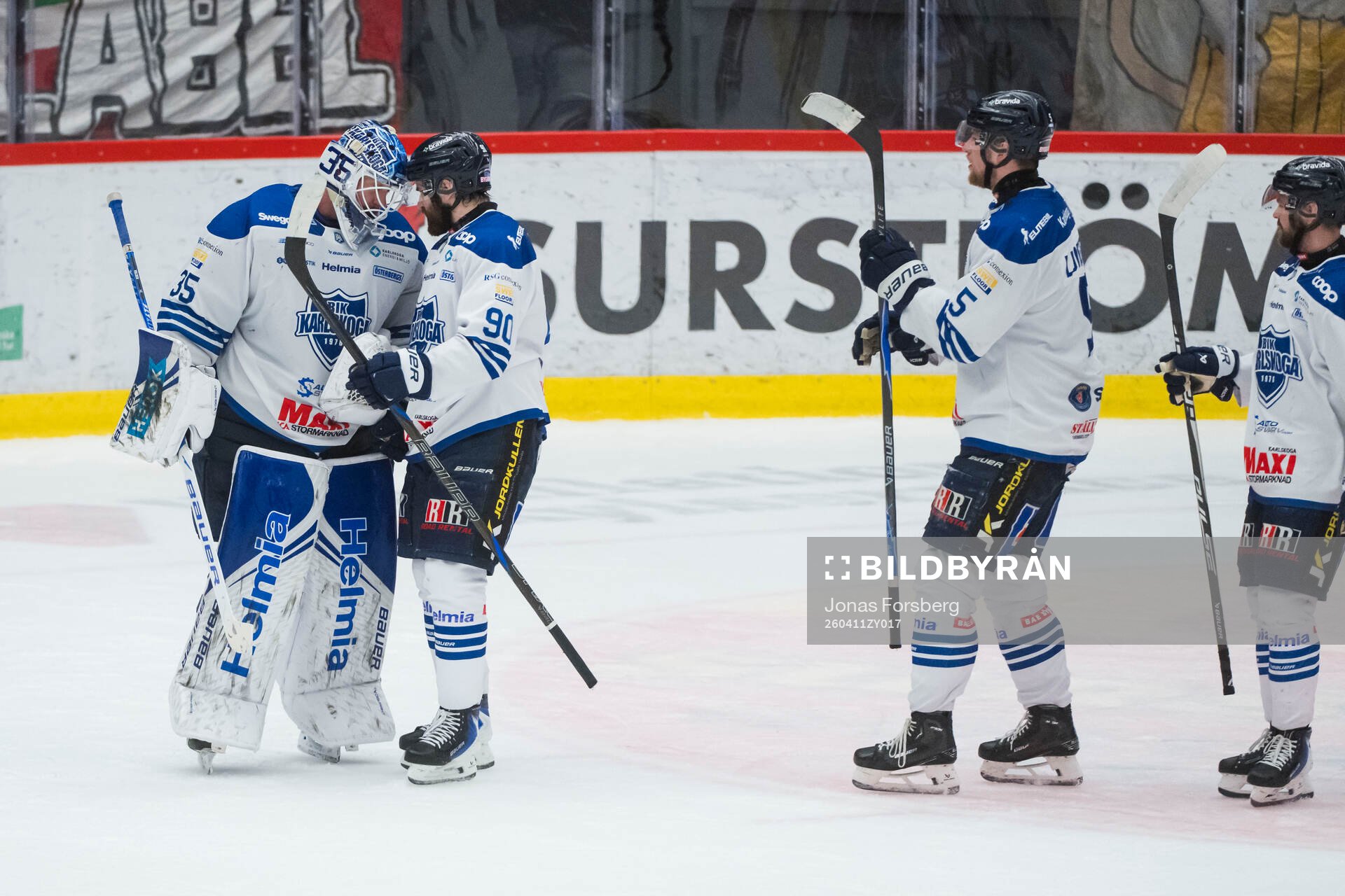 Karlskogas målvakt Lars Volden och Rikard Olsén  jublar