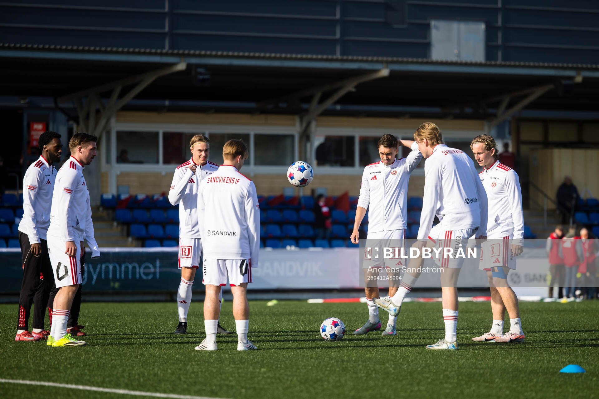Sandvikens IFs  spelare värmer upp