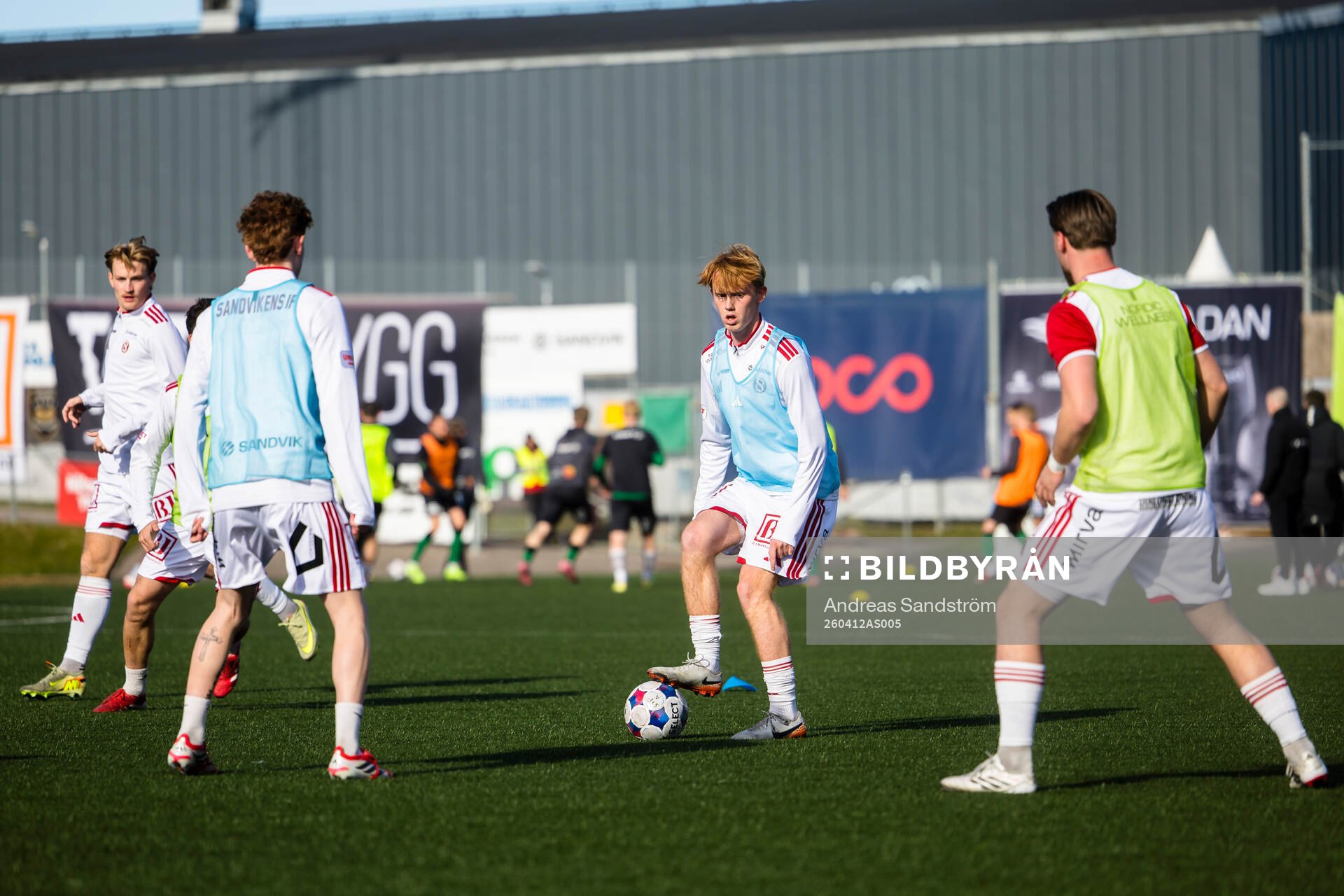 Sandvikens IFs  spelare värmer upp