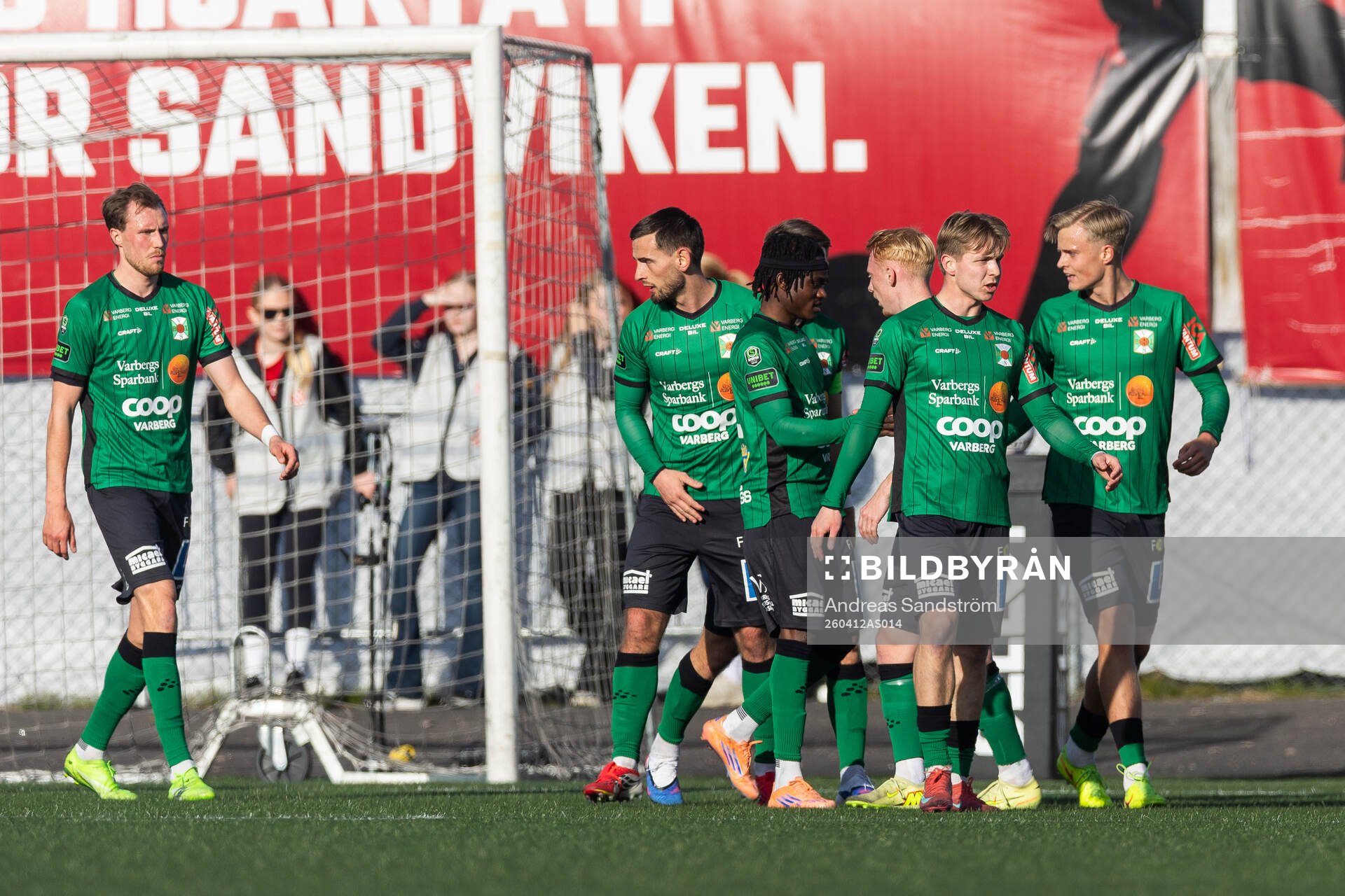 Varbergs Shanyder Borgelin jublar med lagkamrater