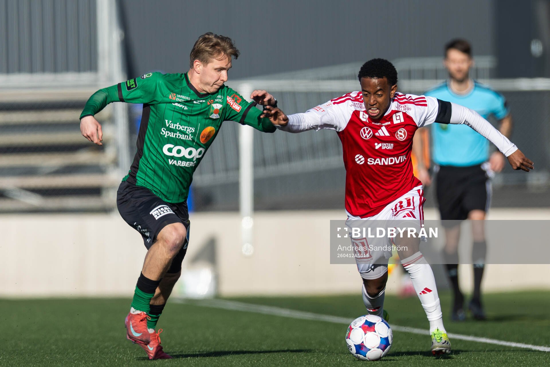Varbergs Axel Vidjeskog och Sandvikens IFs Yabets Yaliso