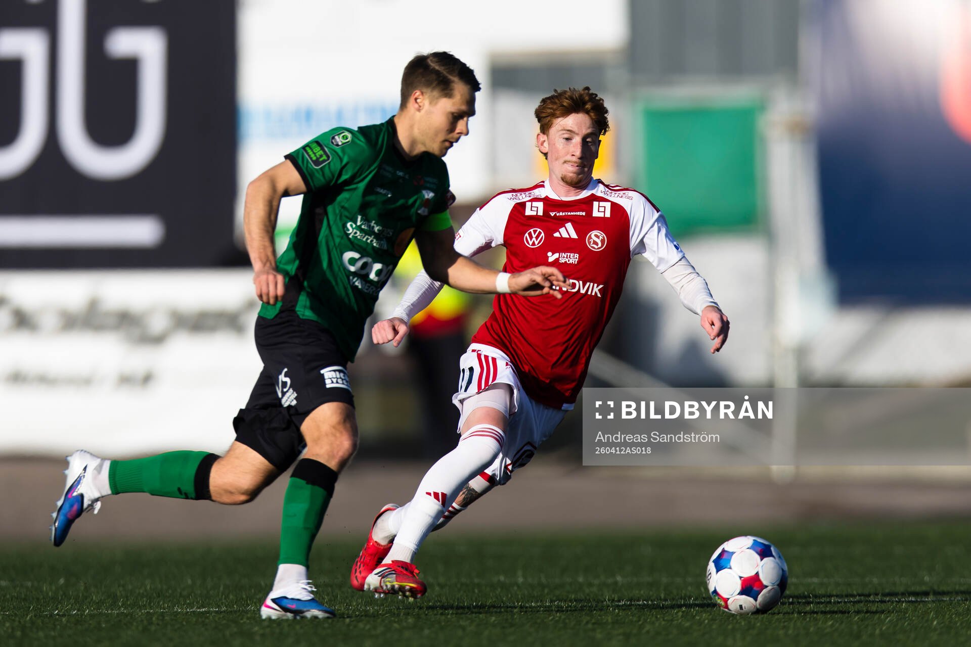 Sandvikens IFs Alan Carleton jagar boll