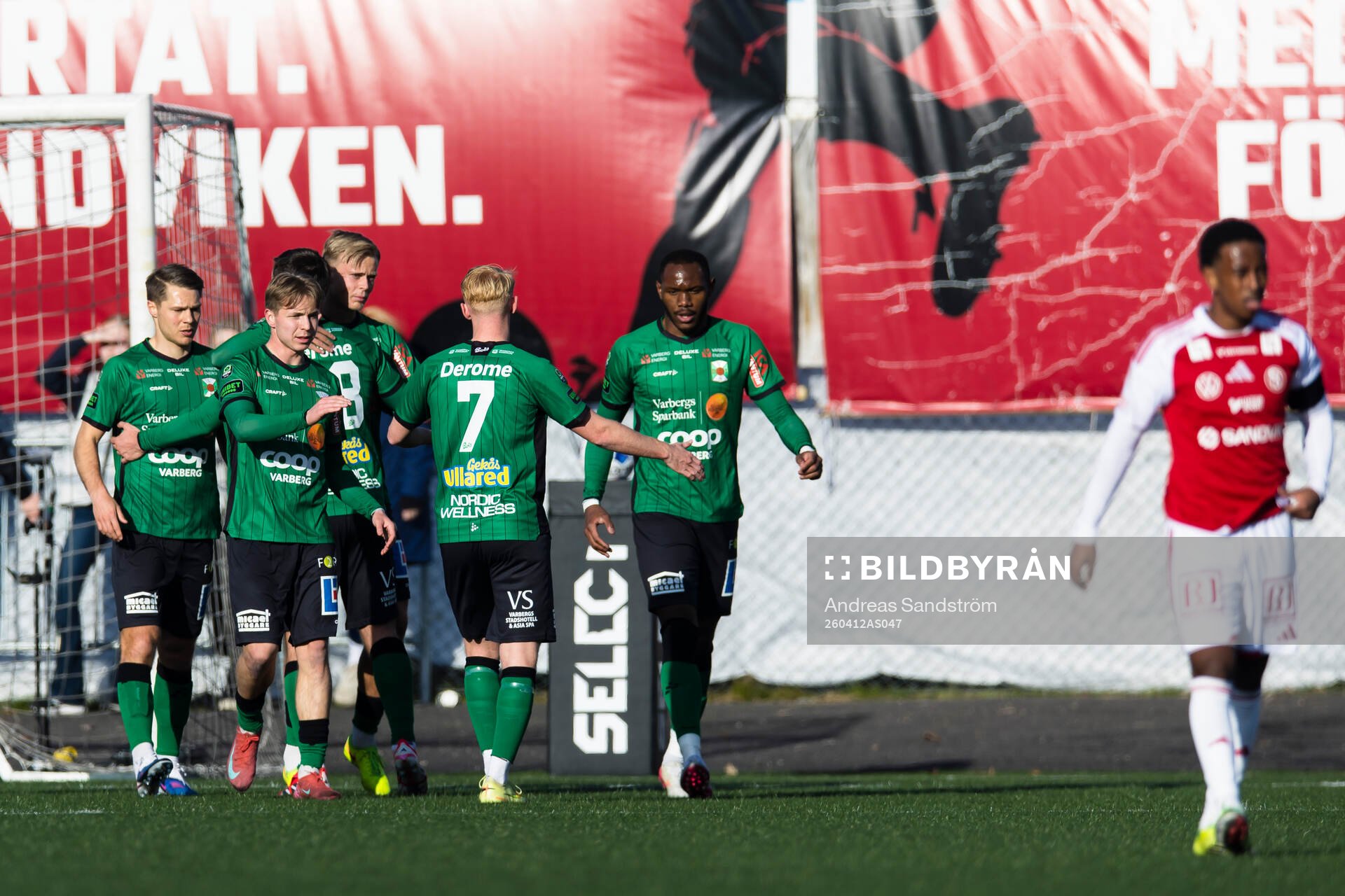 Varbergs Shanyder Borgelin (h) gör 1-1 och gratuleras av