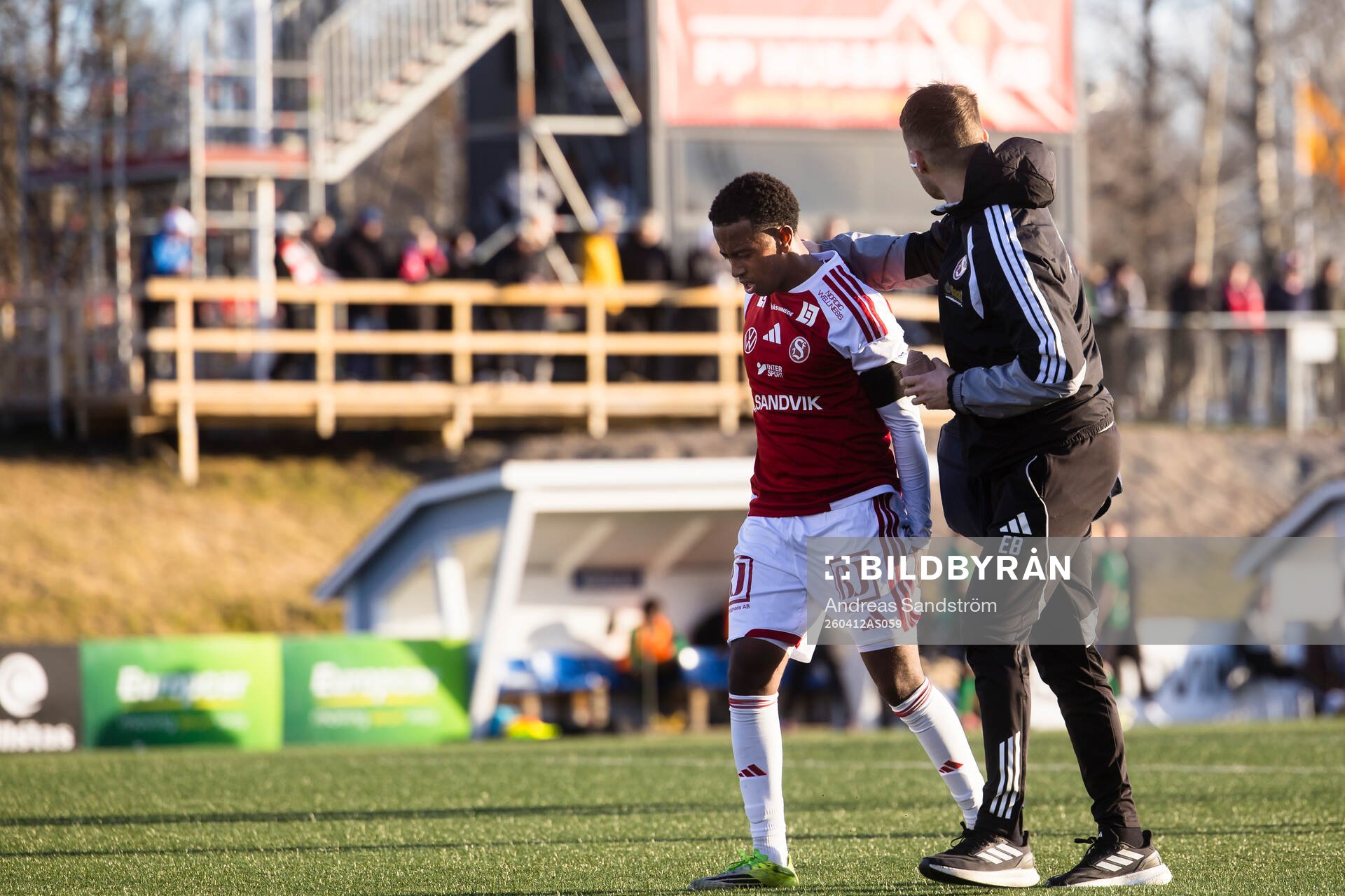 Sandvikens IFs Yabets Yaliso Yaya kliver av planen och tar