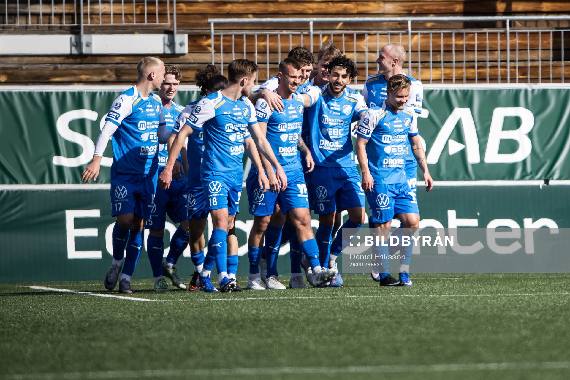 Oddevolds Jesper Merbom Adolfsson jublar med lagkamrater