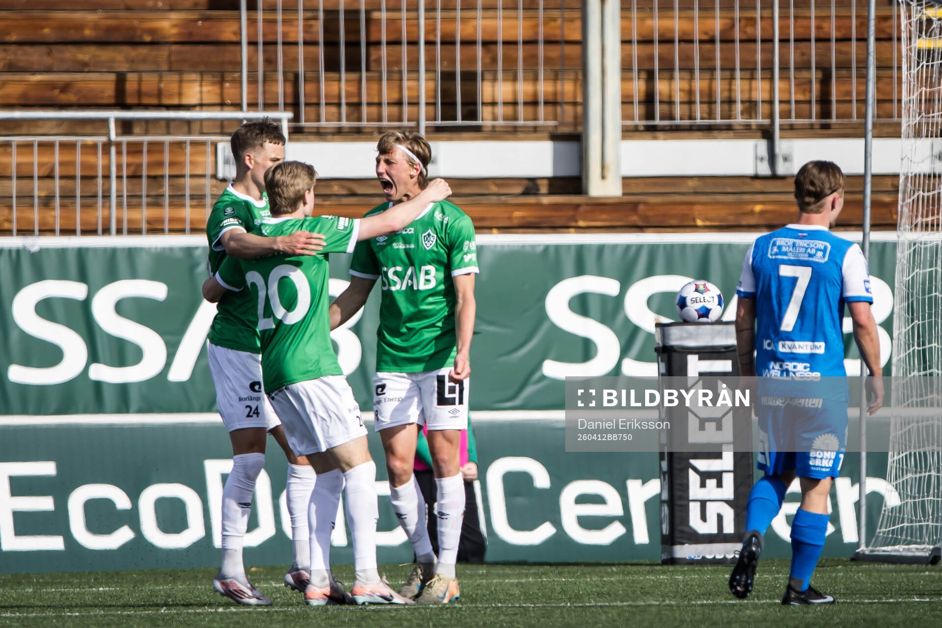 Brages Albin Sporrong jublar med lagkamrater