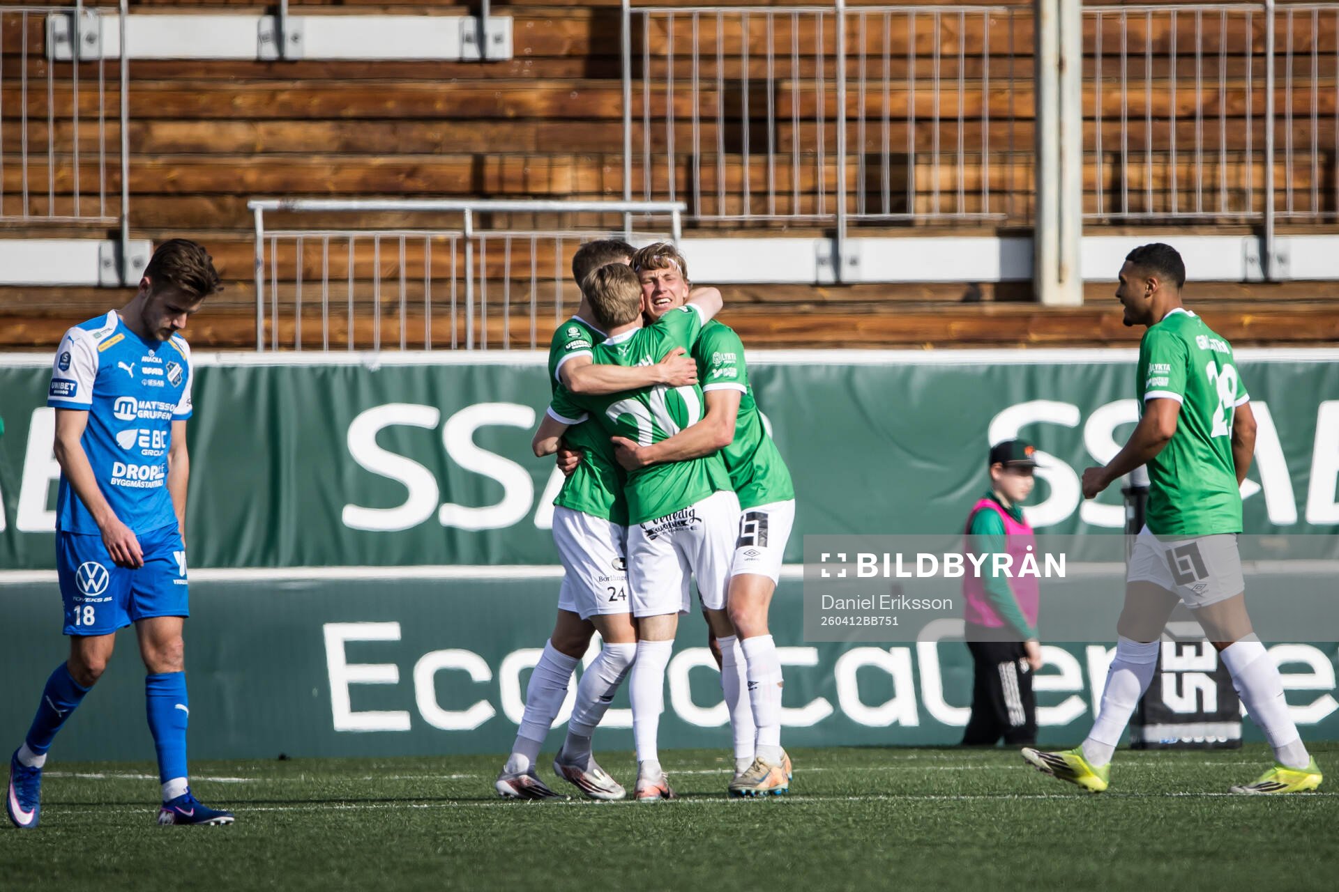 Brages Albin Sporrong jublar med lagkamrater