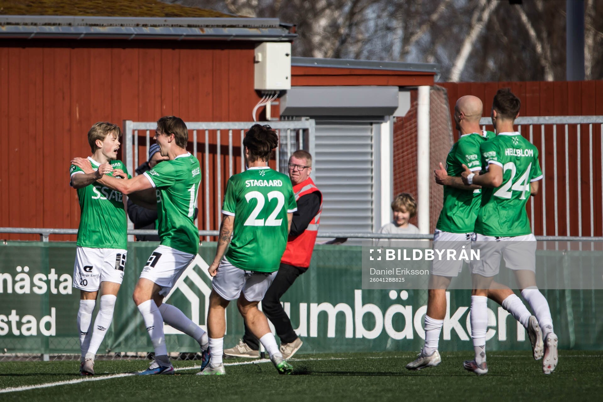 Brages Gustav Nordh jublar med lagkamrater