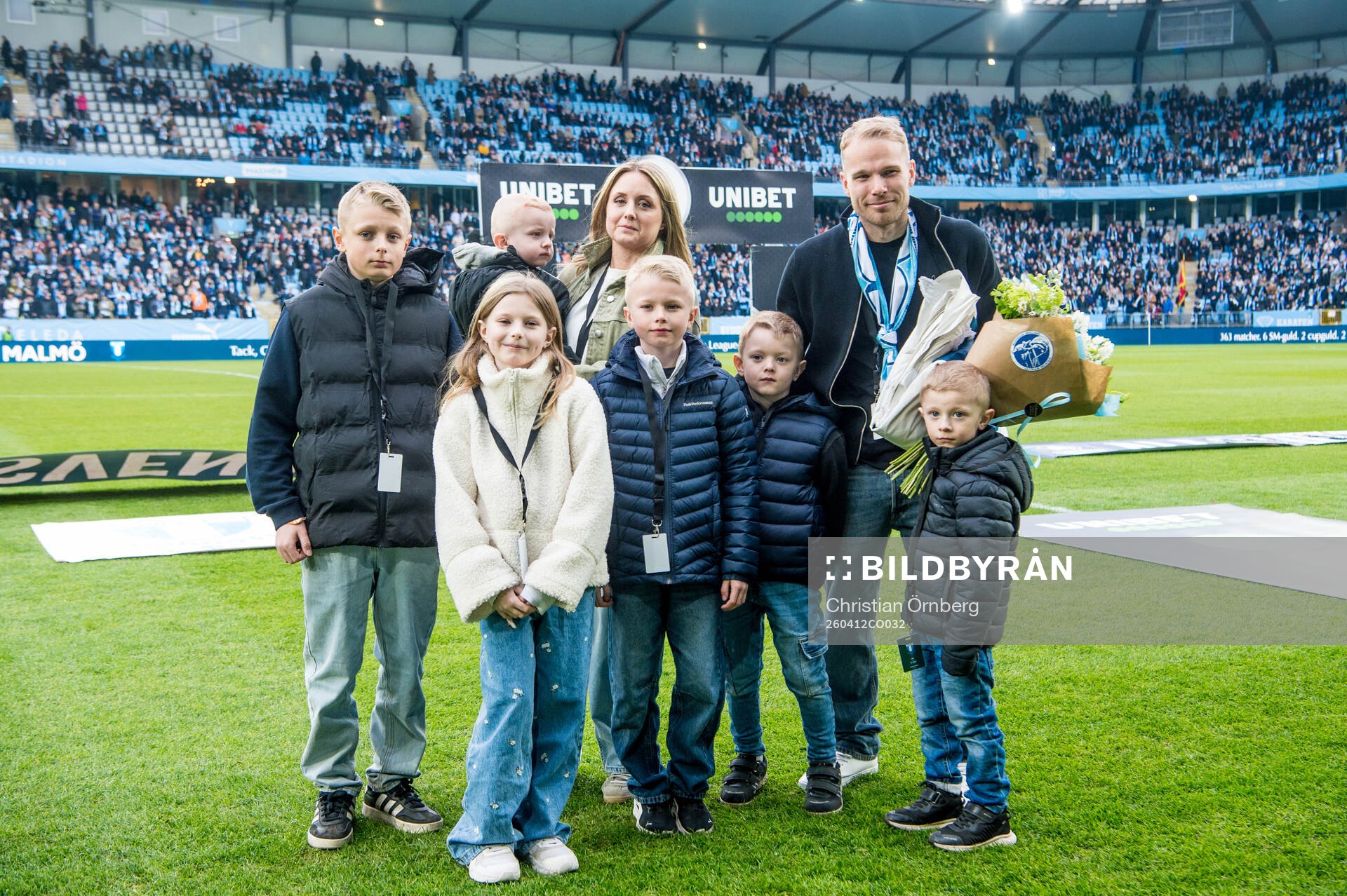 Malmö FFs Oskar Lewicki med familj när han tackas av