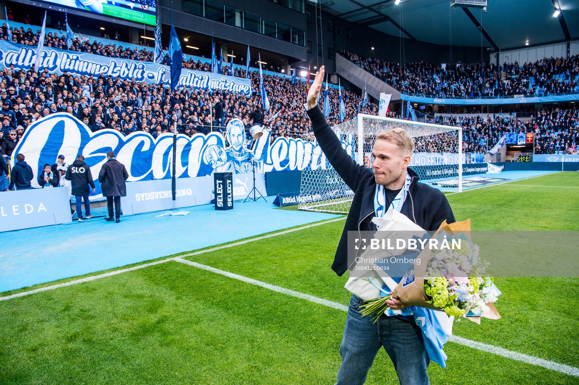 Malmö FFs Oskar Lewicki tackas av