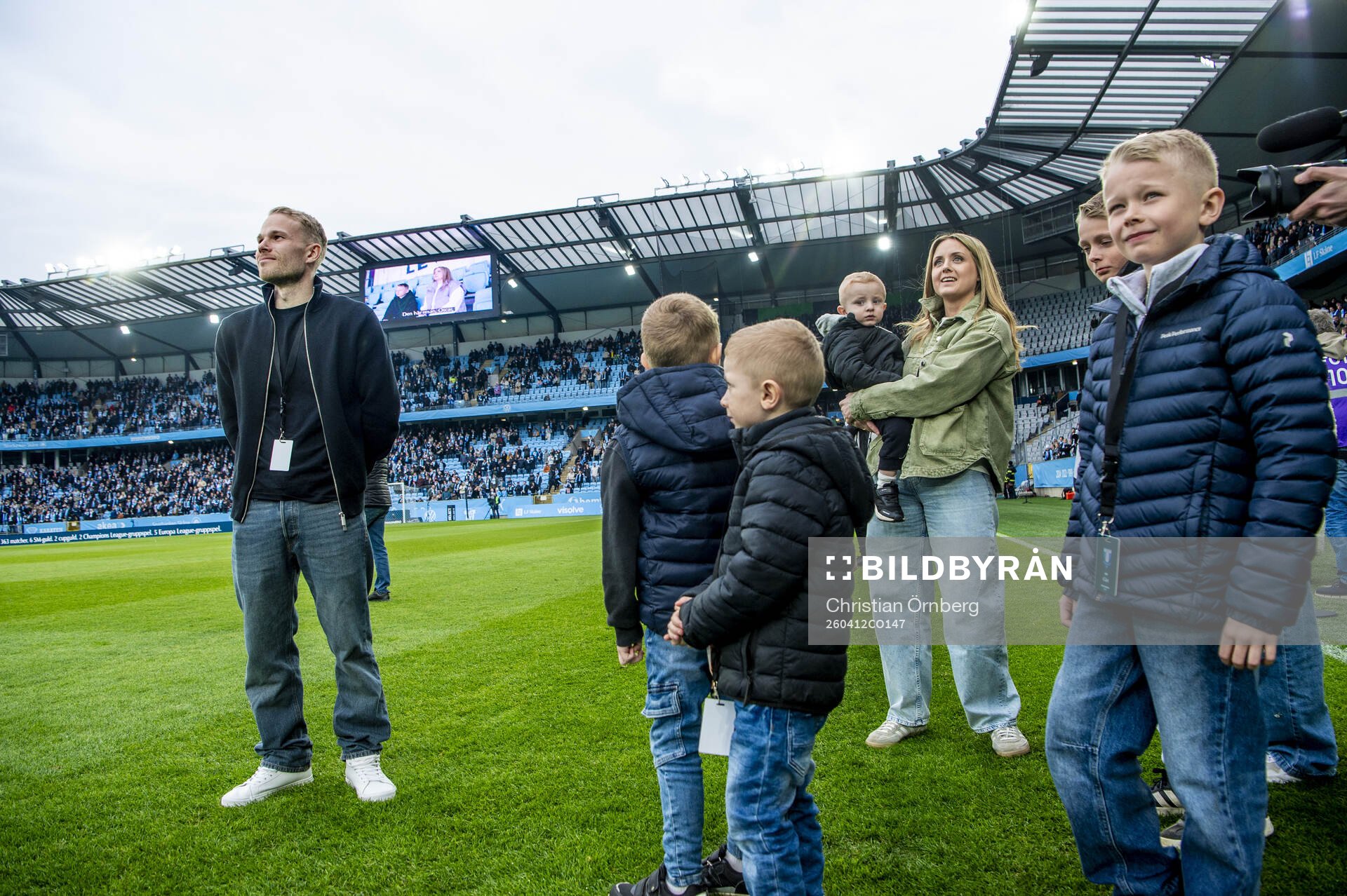 Malmö FF tackar av Oscar Lewicki, här med familj
