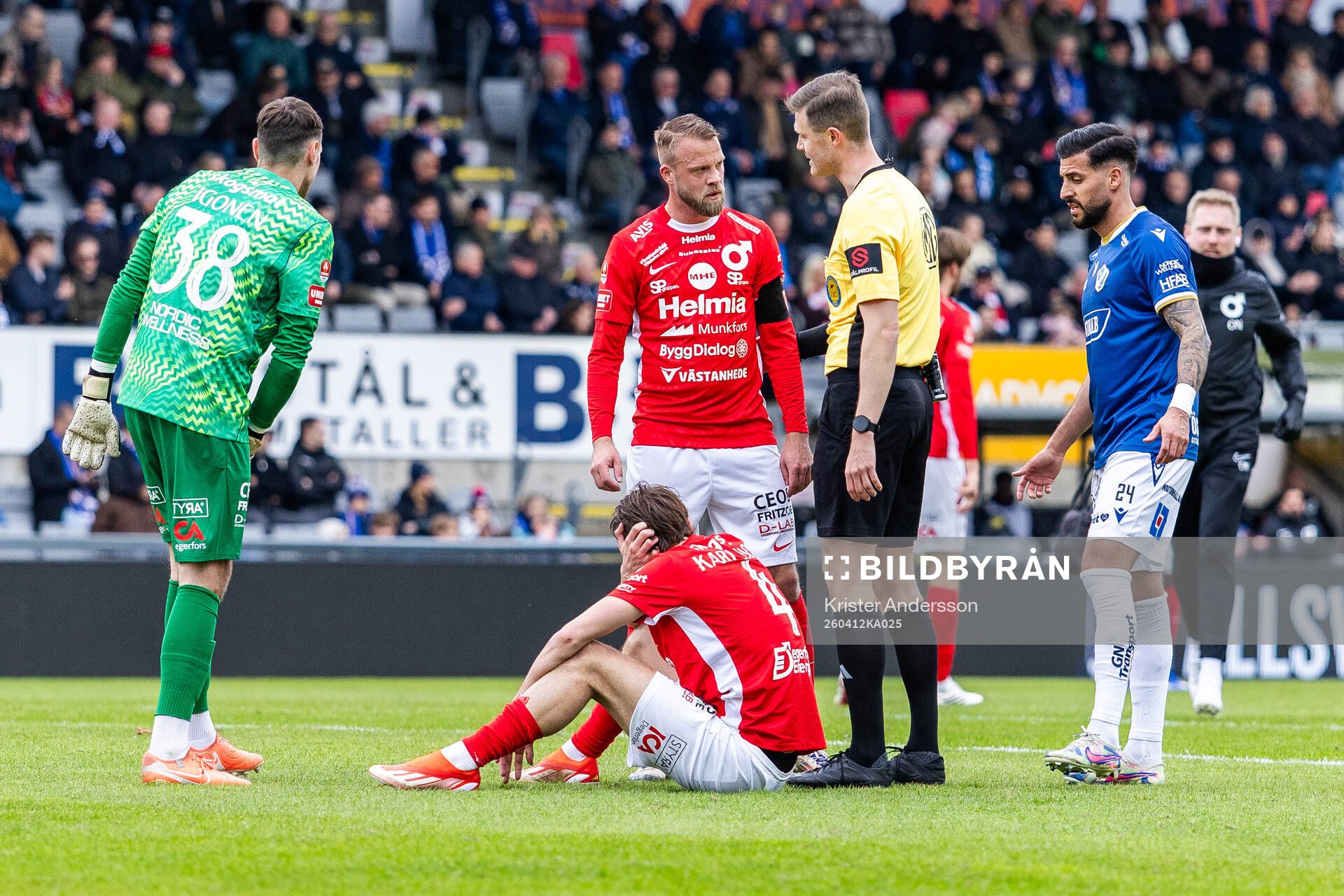 Degerfors Daniel Sundgren pratar med domare Erik Mattsson