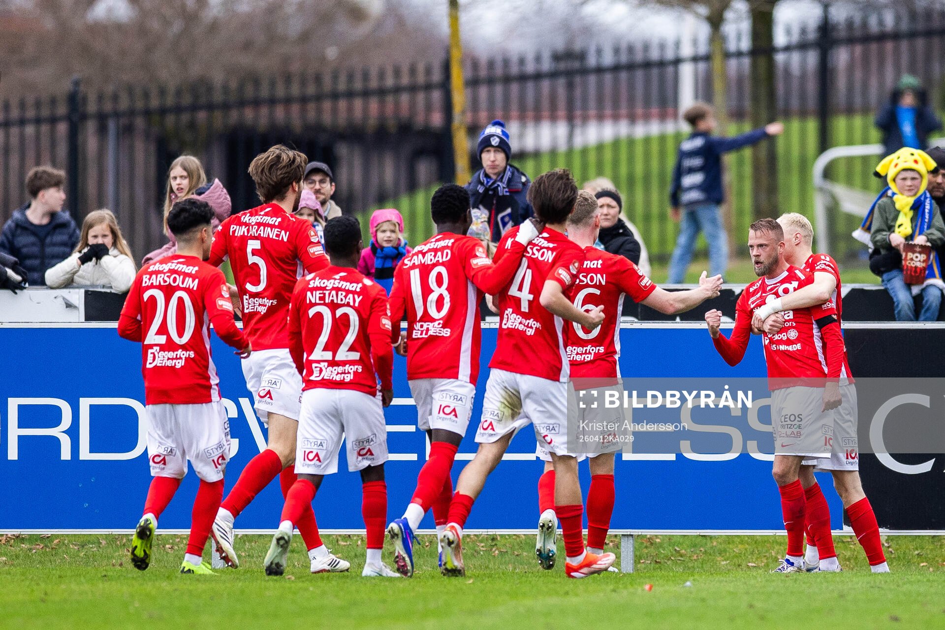 Degerfors Daniel Sundgren jublar med lagkamrater