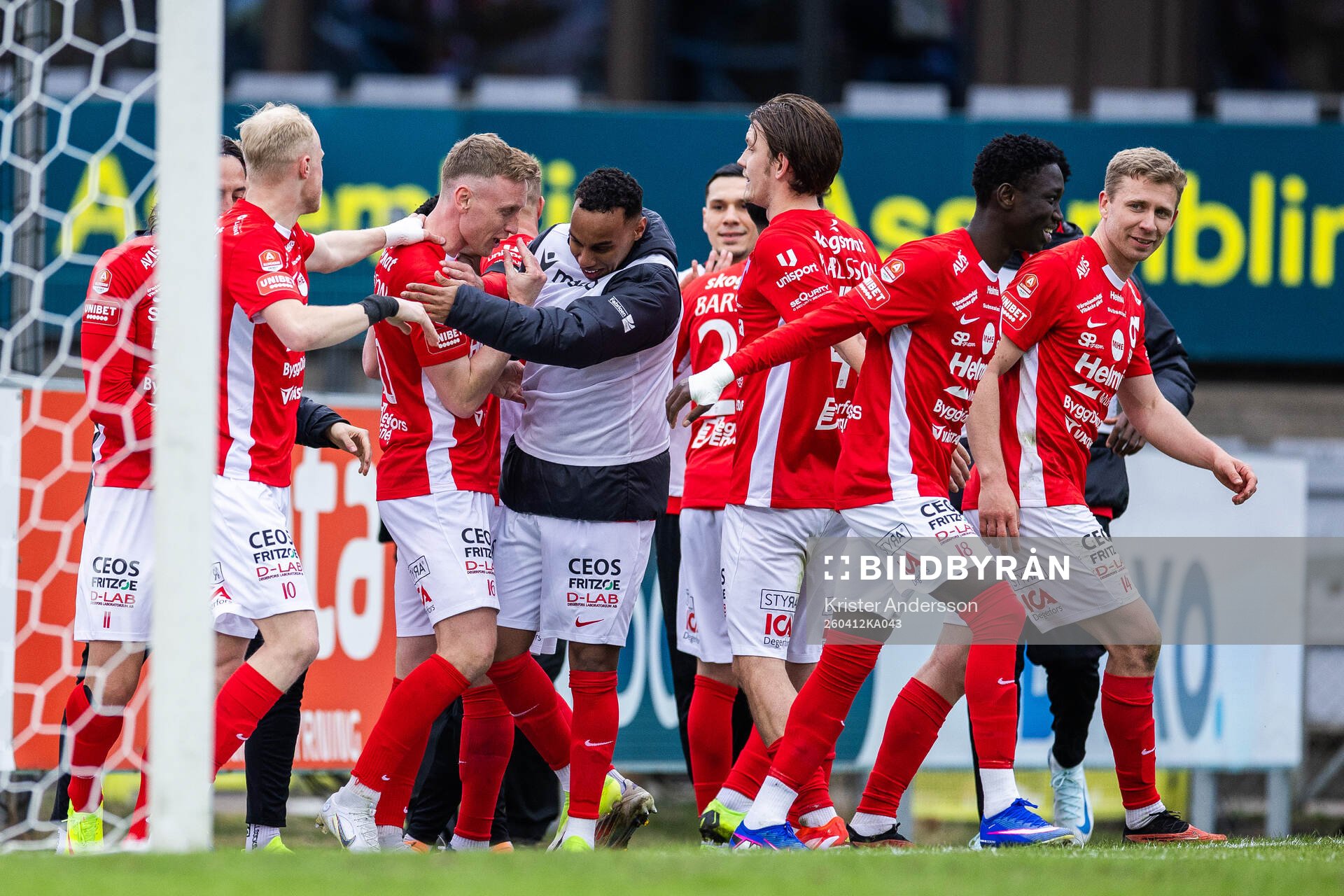 Degerfors Sebastian Ohlsson jublar med lagkamrater
