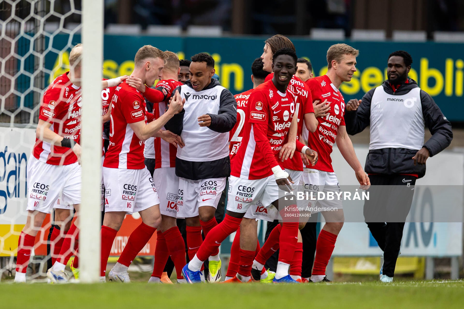 Degerfors Sebastian Ohlsson jublar med laget