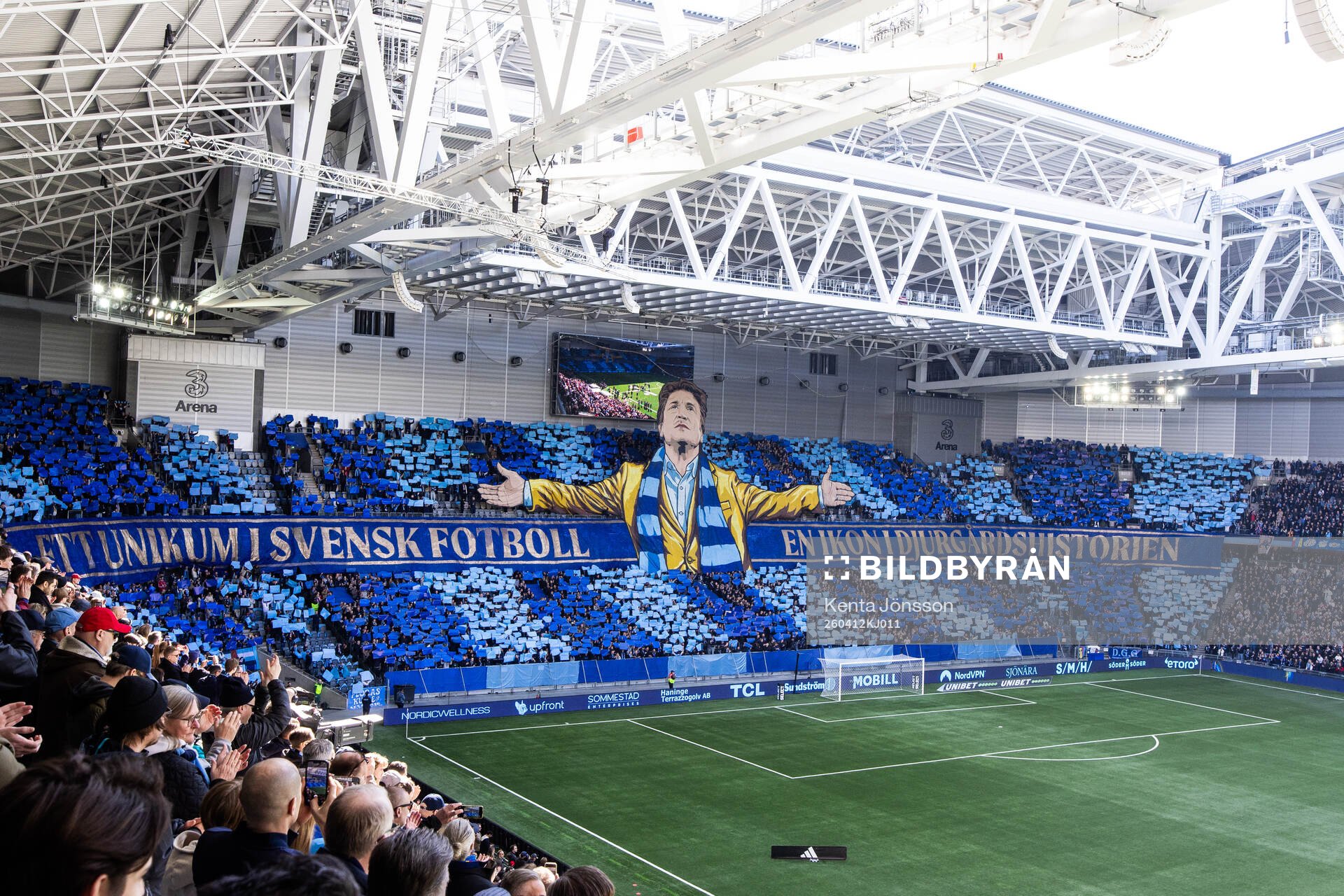 Djurgårdens supportrar med ett tifo tillägnat sportchef