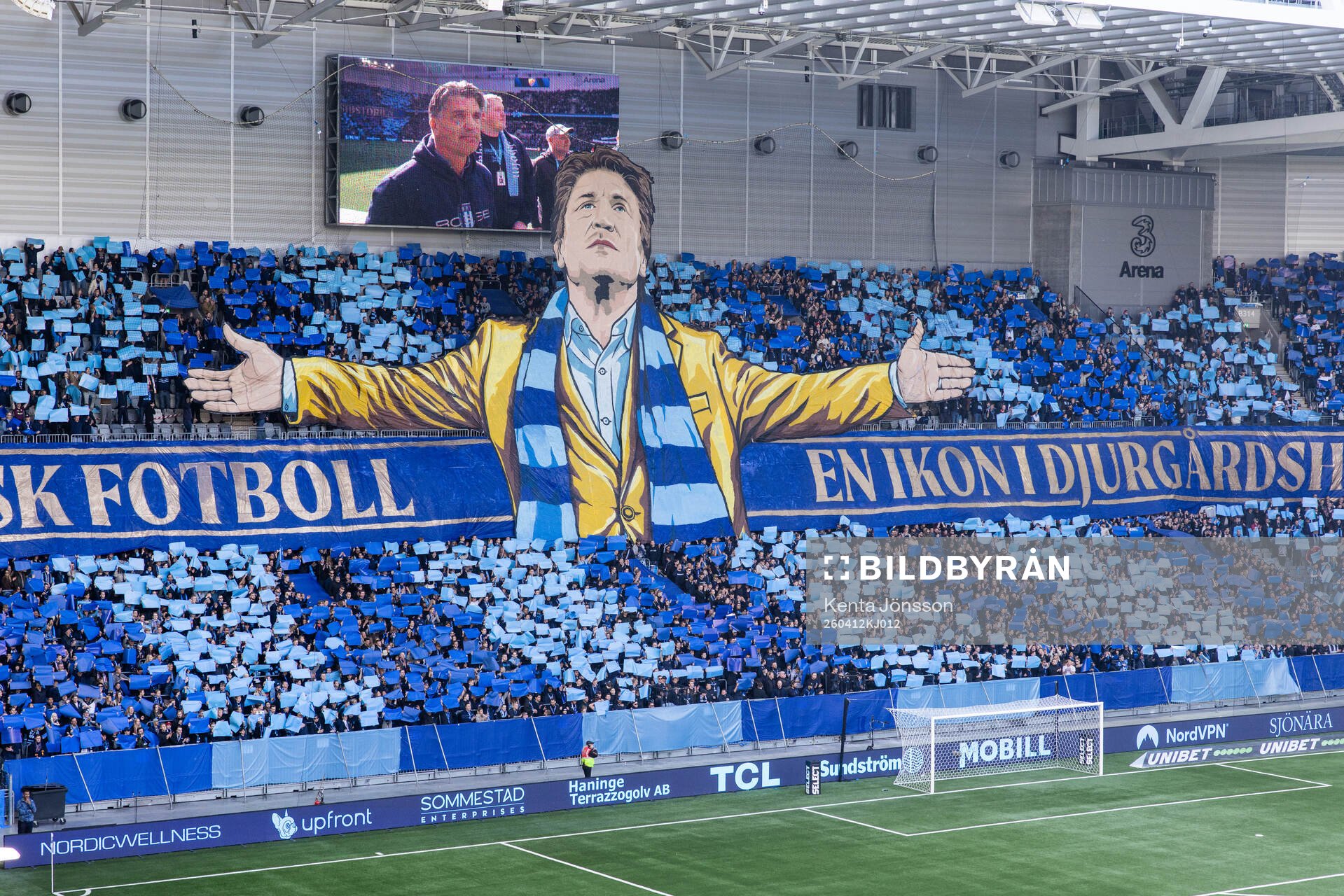 Djurgårdens supportrar med ett tifo tillägnat sportchef
