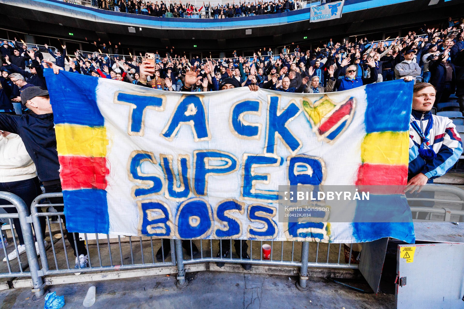 Djurgårdens supportrar med en flagga tillägnad sportchef