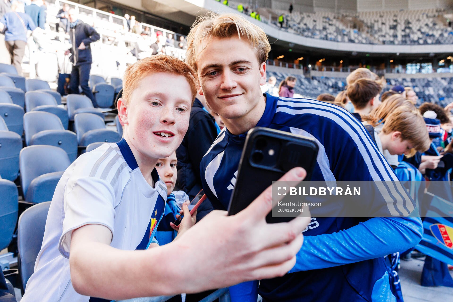 Djurgårdens Oskar Fallenius med supportrar